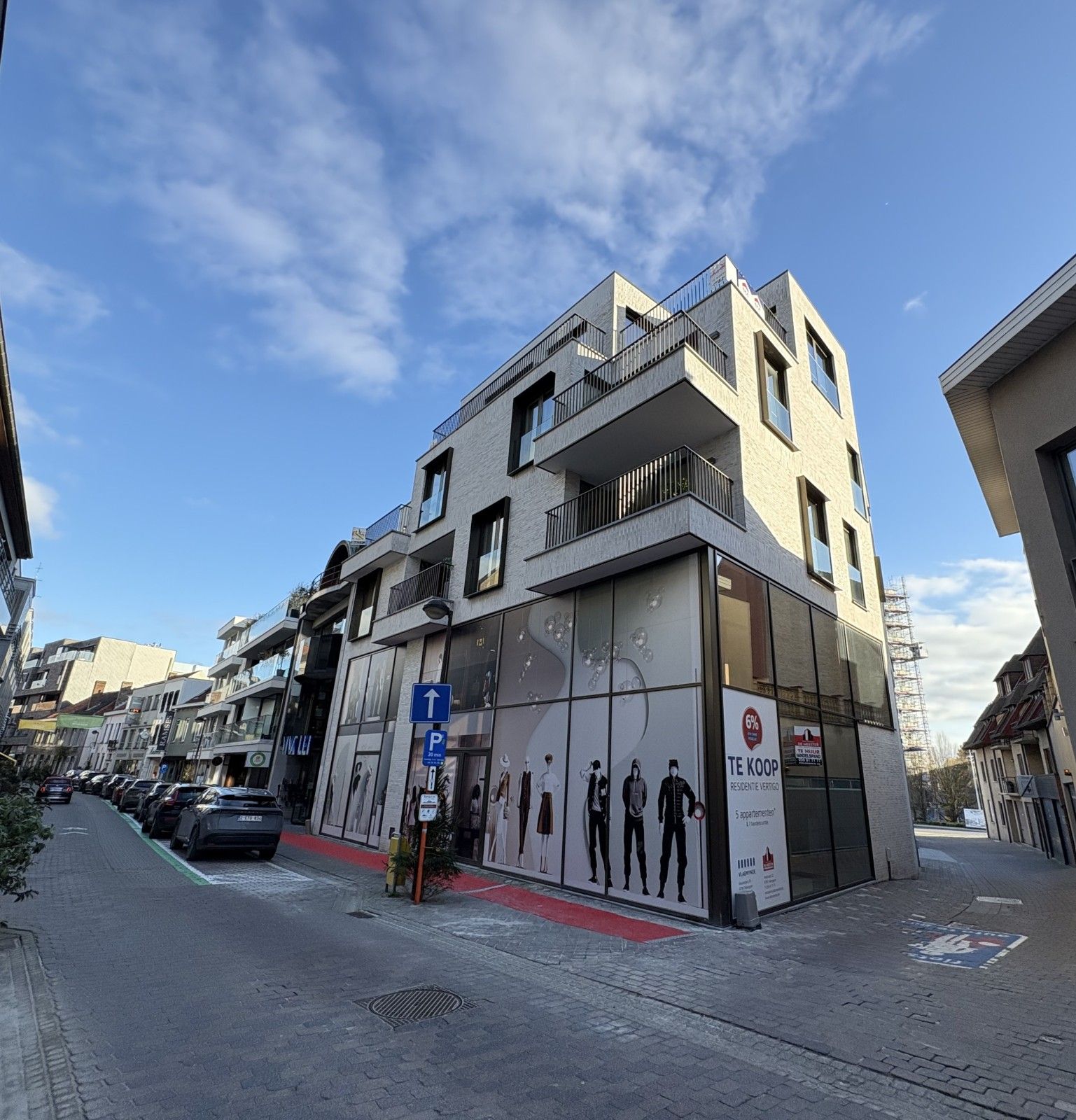 EXCLUSIEF EN LUXUEUS WONEN OP EEN BOOGSCHEUT VAN DE MARKT IN WAREGEM foto {{pictureIndex}}