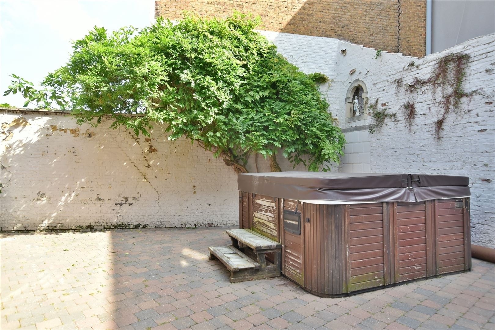 Karaktervolle, ruime woning met 6 slaapkamers, binnenkoer met jacuzzi en topligging! foto 13