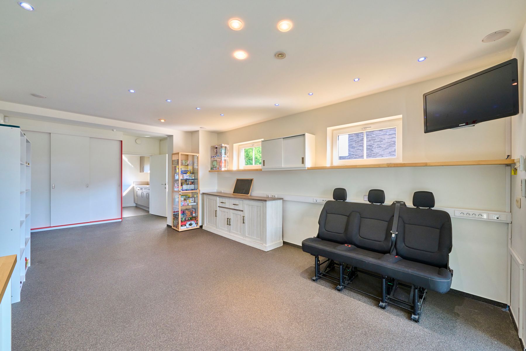 Exclusieve woning met handelzaak,appartement, zwembad en lift. foto 9