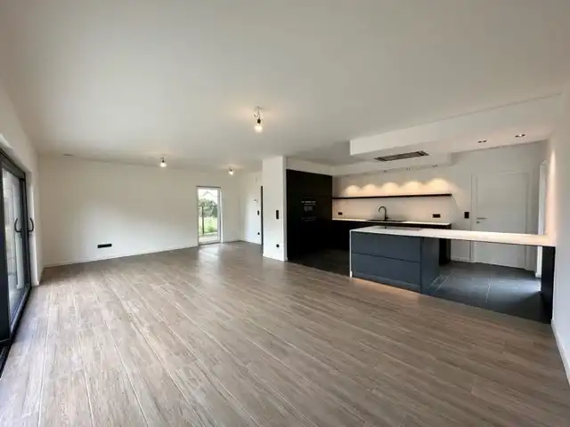 Comfortabele, hoog afgewerkte en energiezuinige nieuwbouwwoning gelegen in een rustige omgeving in Neeroeteren.  foto 8