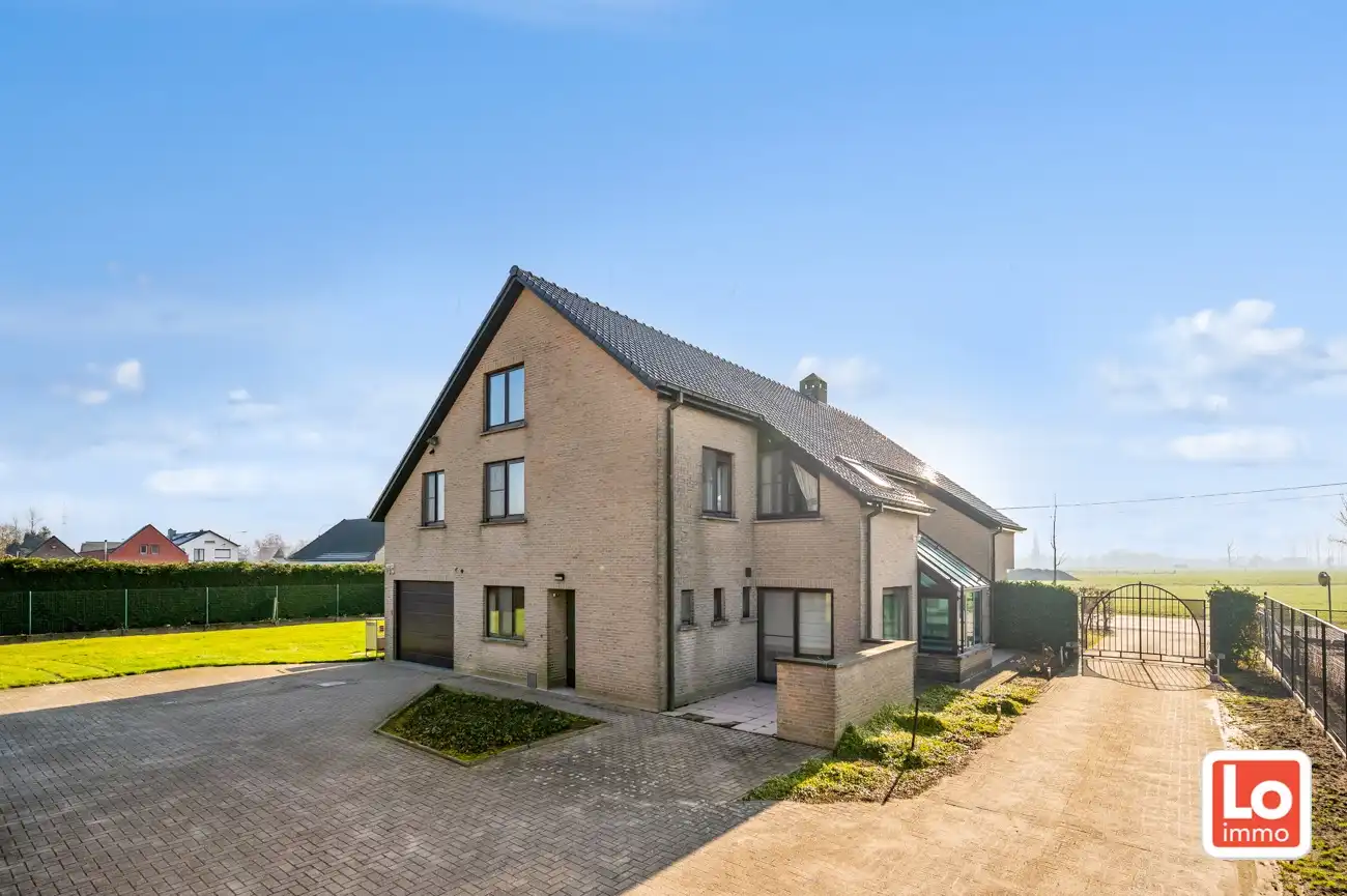 VERKOCHT!! Heel ruime degelijke open woning met praktijkruimte, inpandige garage en ruime gerenoveerde schuur met heel wat potentieel gelegen op een gemakkelijk bereikbare locatie tussen Oostakker en Lochristi! foto 5