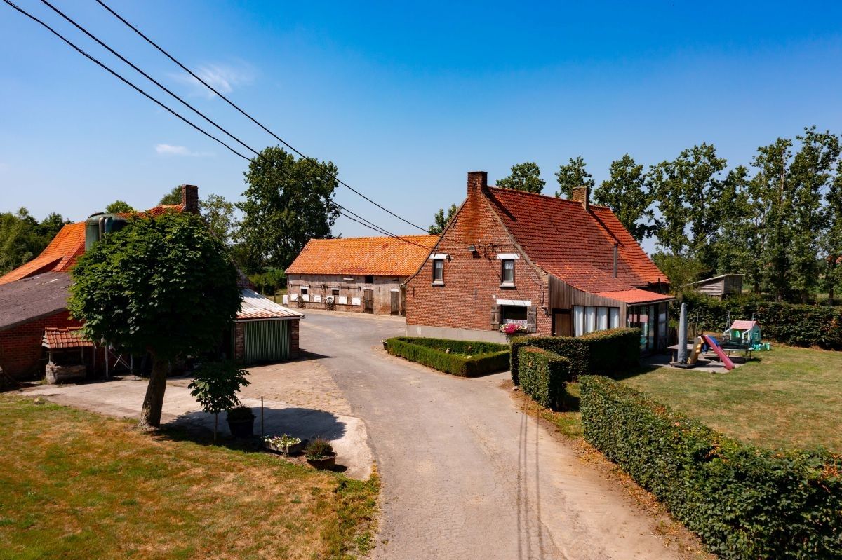 Zeer mooi gelegen hoeve met aanpalende landbouwgronden te koop te West-Vleteren foto 3