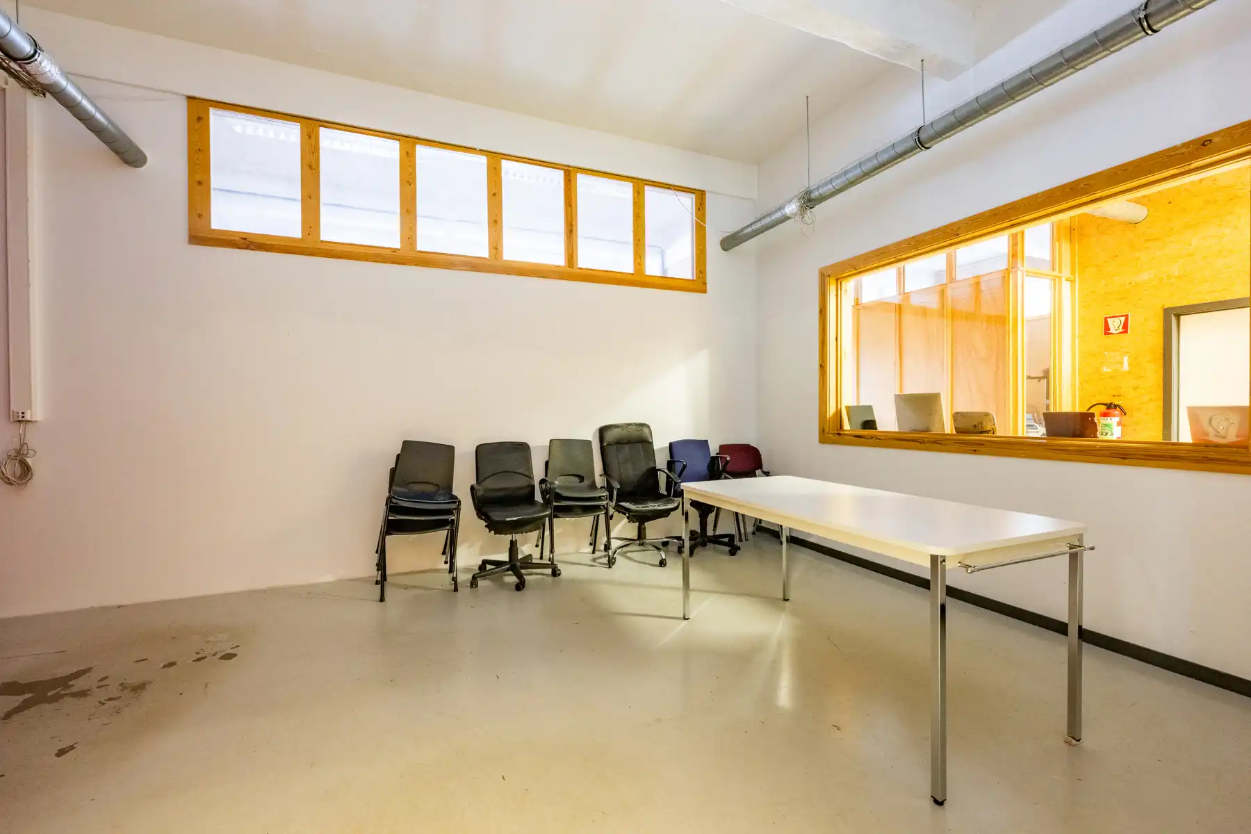 Ruim en veelzijdig bedrijfspand met parking en opslag foto 39