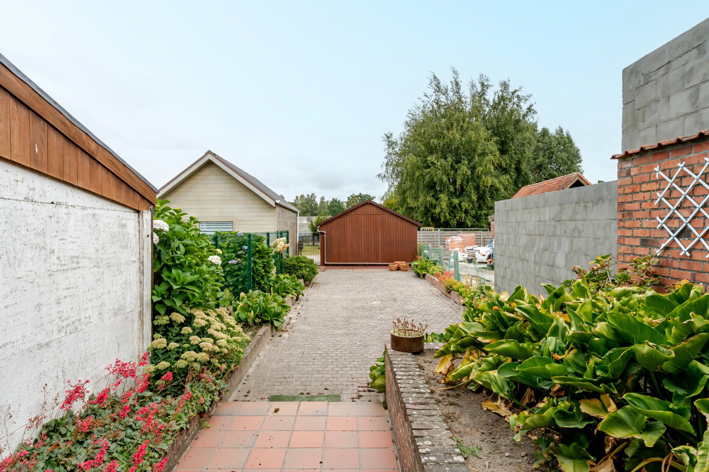 INSTAPKLARE WONING MET UITWEG EN GARAGE foto 13