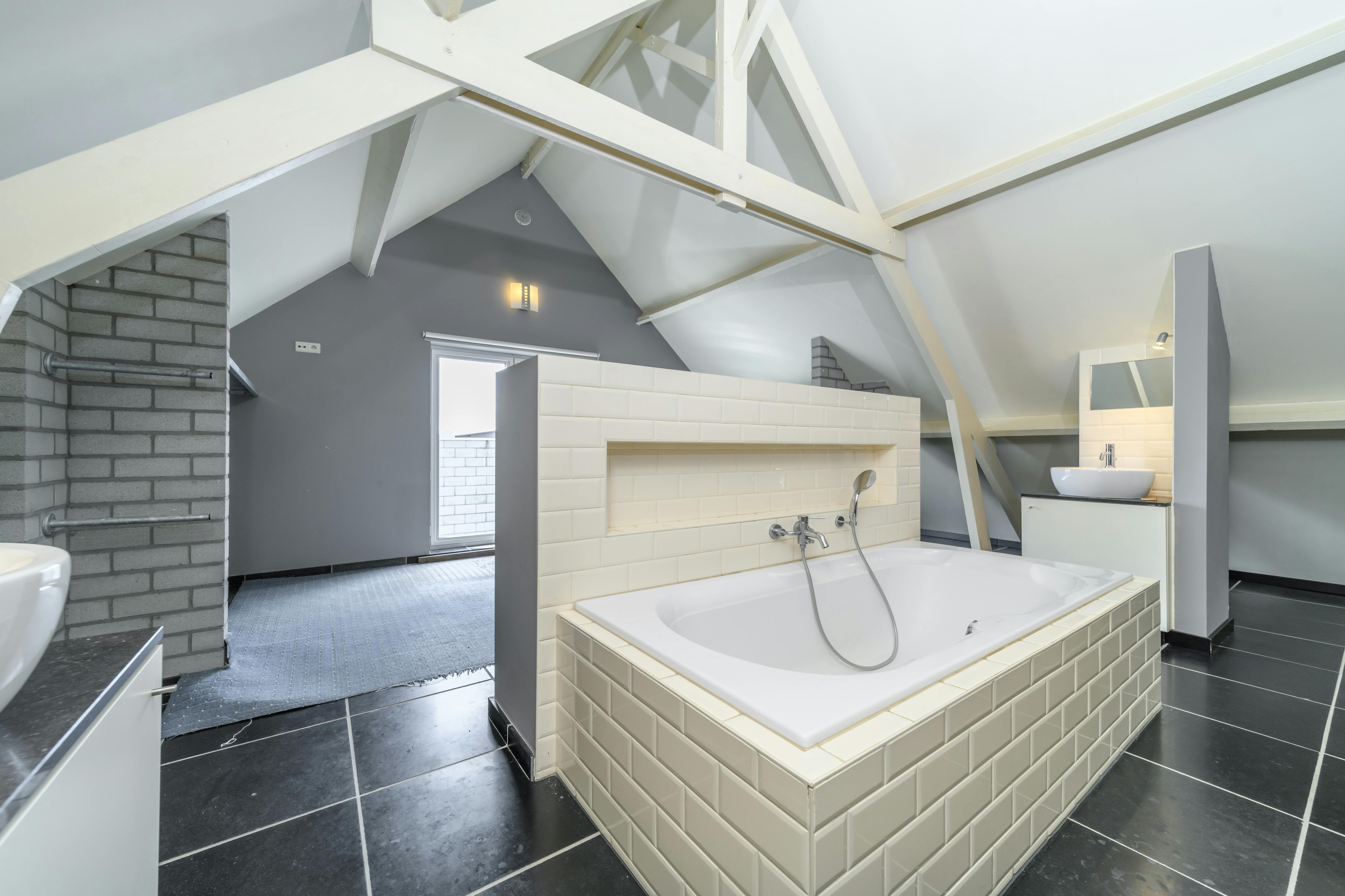 Ruime woning met 3 slaapkamers te Reninge. foto 8