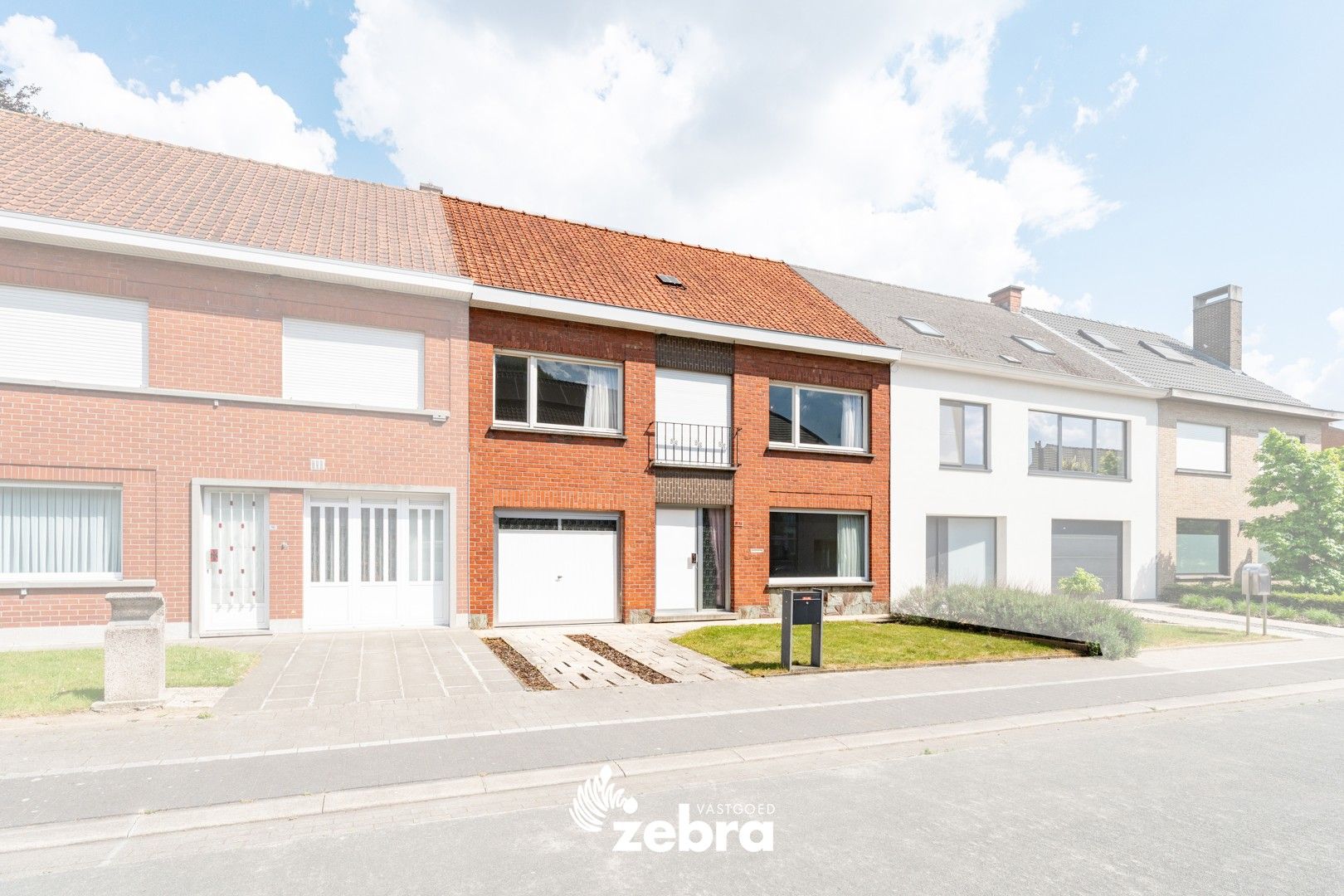 Hoofdfoto van de publicatie: Op te frissen woning met 4 slaapkamers & garage op een topligging te Roeselare!
