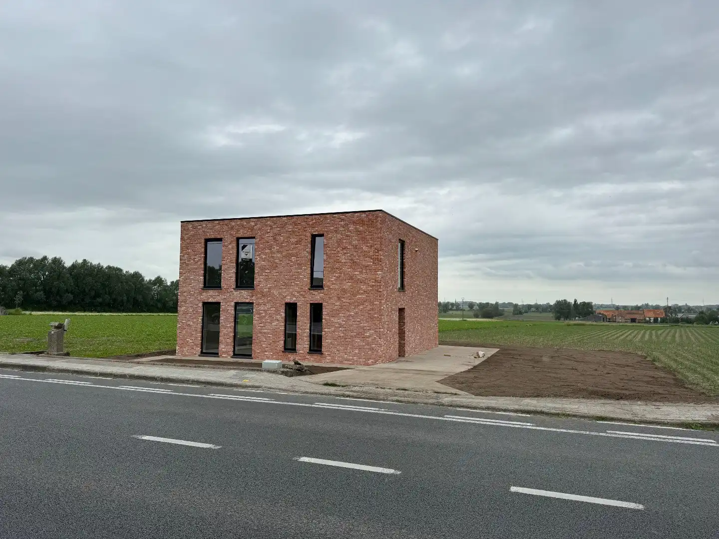 Nieuwbouwwoning met 4 slaapkamers, carport en tuin foto {{pictureIndex}}