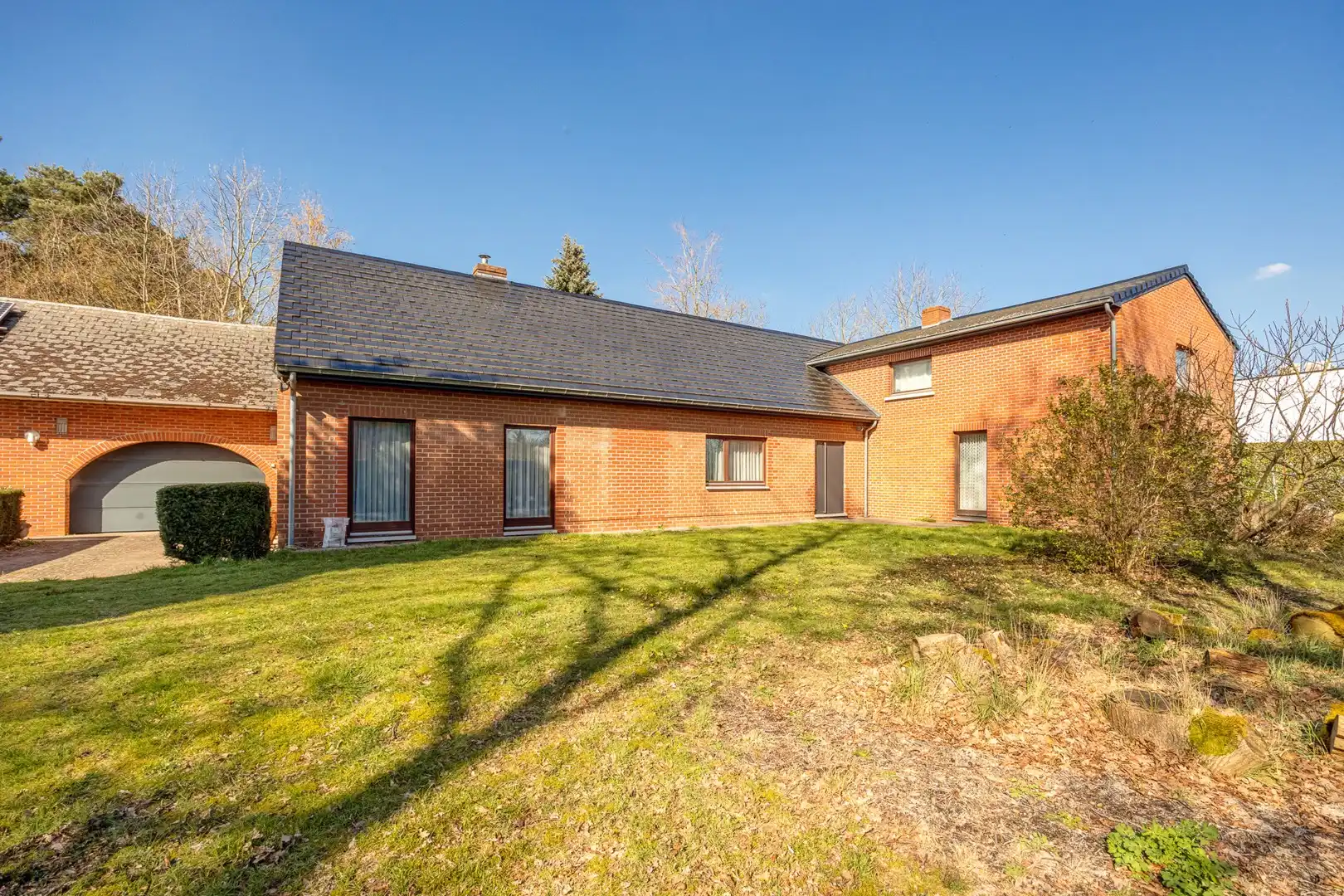Vrijstaande woning met veel ruimte, omgeven door groen. foto {{pictureIndex}}