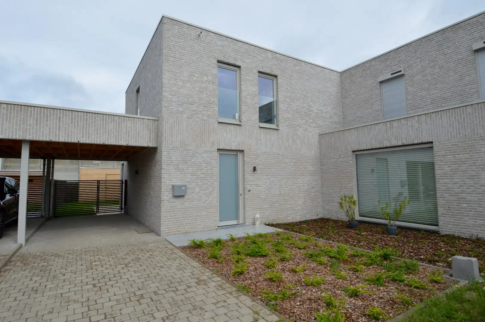 Ruime halfopen nieuwbouw woning met tuin en 3 slaapkamers in Waregem foto {{pictureIndex}}