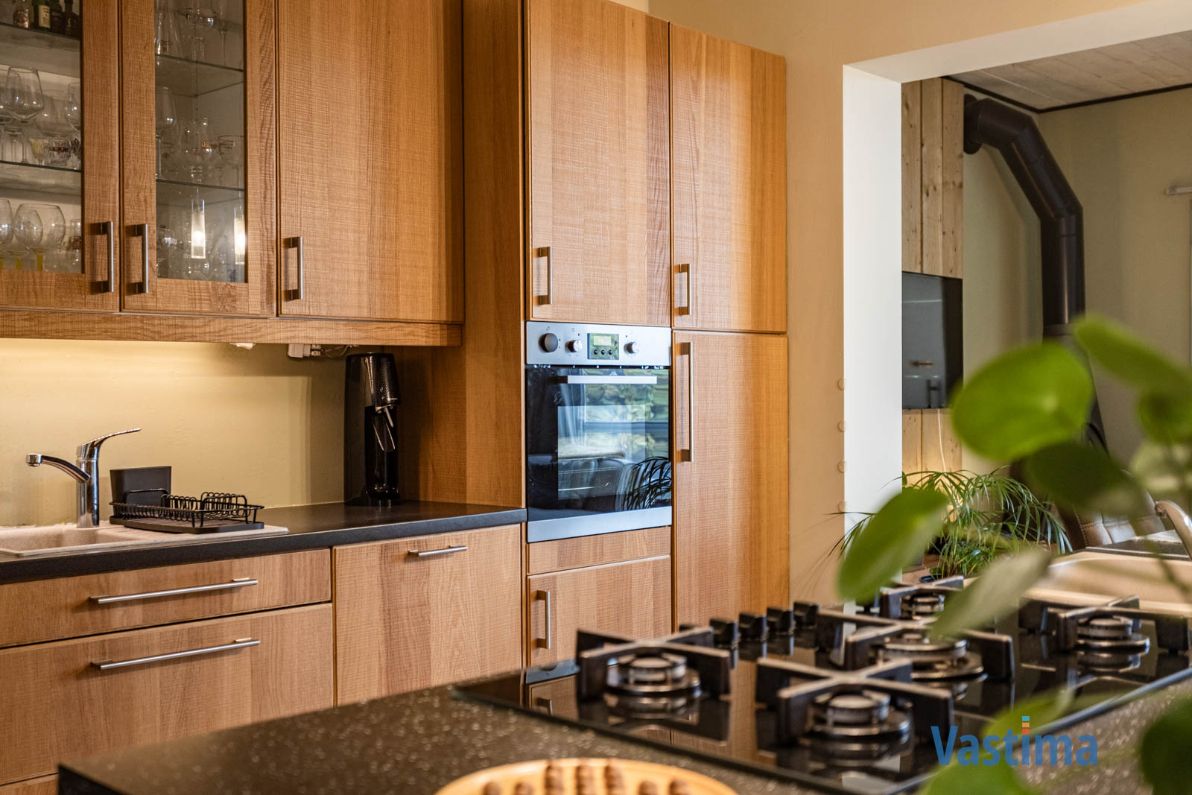 Instapklare woning met 3 slaapkamers, dubbele garage en grote tuin foto 4