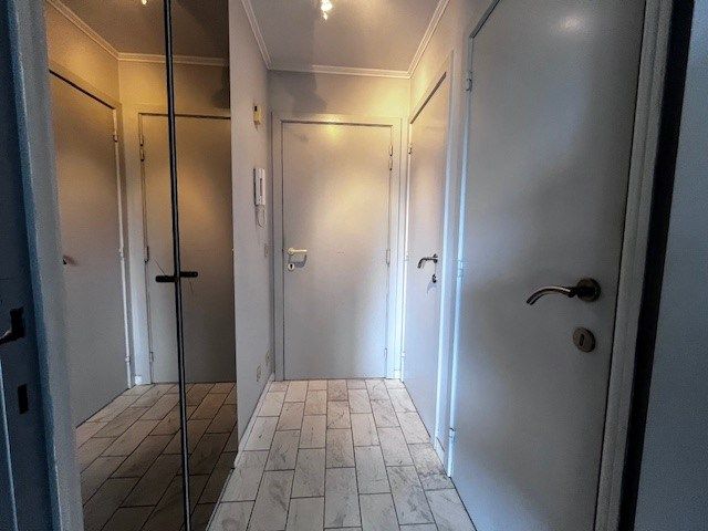 Ruim bemeubelde studio te koop in residentie Hypos II, Oostende foto 7