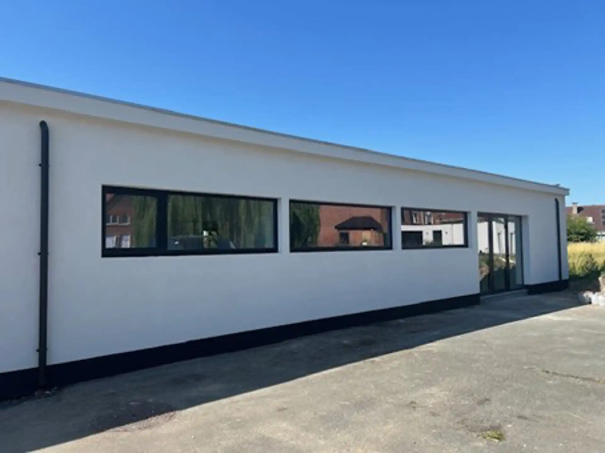 Volledig vernieuwd bedrijfsgebouw met kantoren en magazijnen foto {{pictureIndex}}