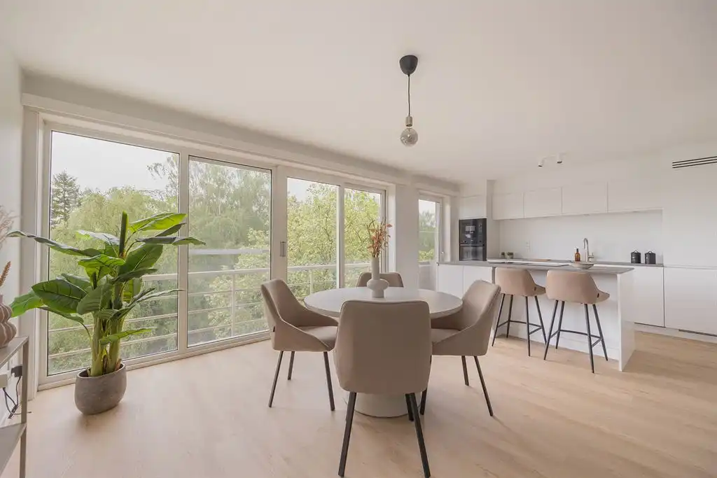 Ruim gerenoveerd appartement met groen zicht en parkeerplaats foto 6