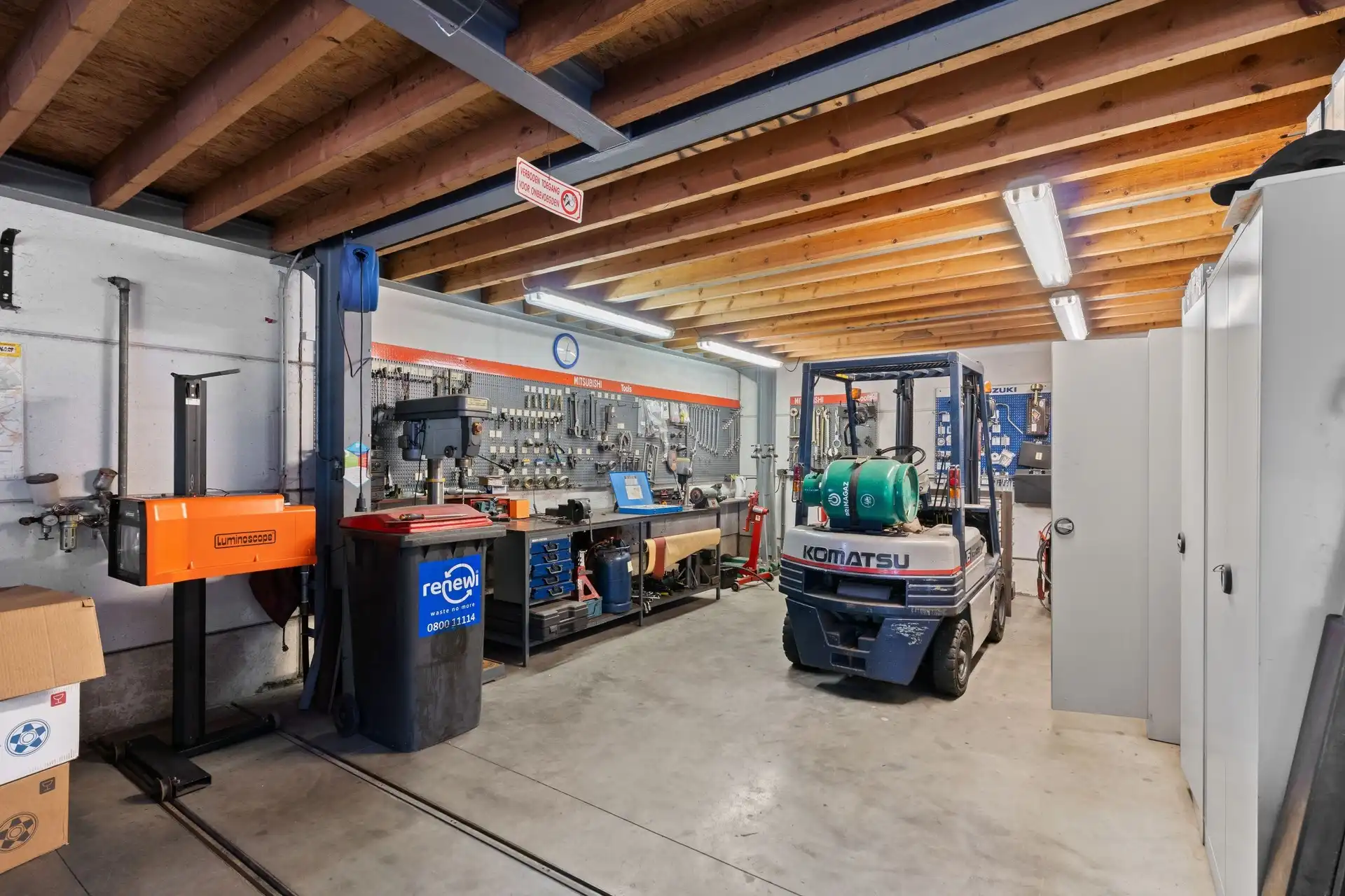 2 Vergunde magazijnen, showroom en woning op een ruim perceel foto 26