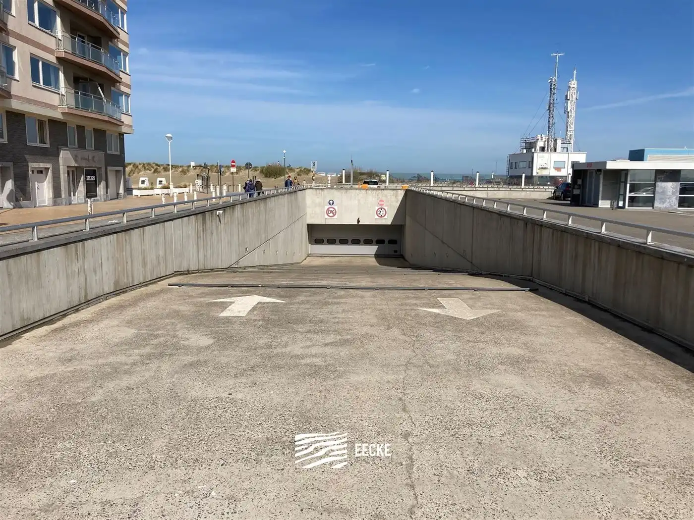 Parking - gesloten garagebox foto {{pictureIndex}}