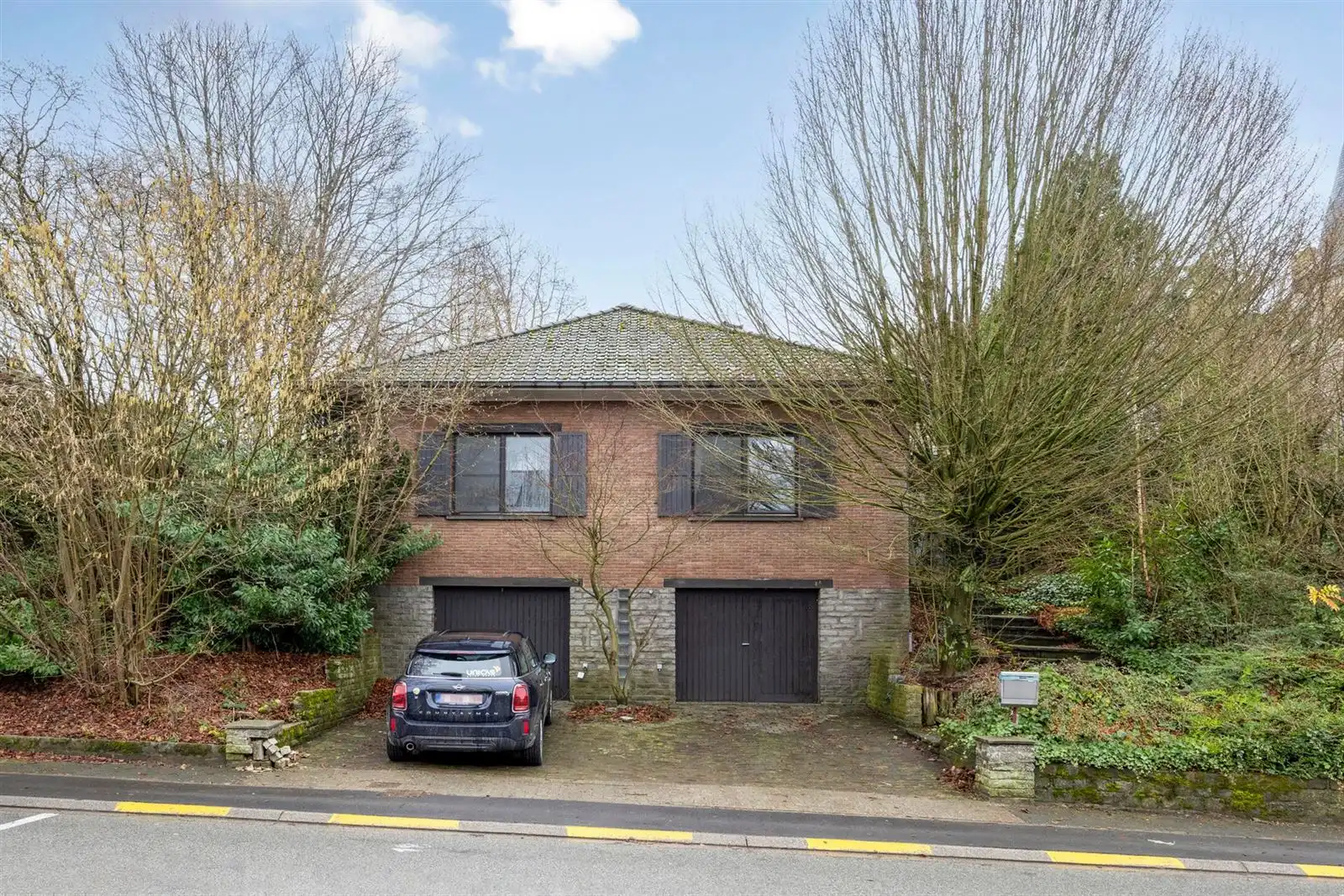 Hoofdfoto van de publicatie: Villa op te frissen in hartje Pajottegem