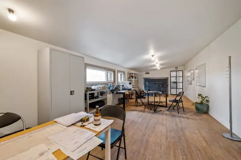 Oostnieuwkerke. Bedrijfsgebouw van 965m2 met overkapping, recente kantoren, parking en koer... Gelegen in een ambachtelijke zone op een perceel van +/- 3465m2. foto 11