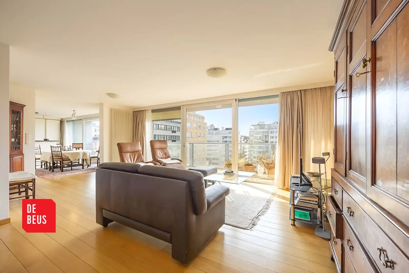 Uniek en royaal appartement met 2 slpk én zonnig leefterras dichtbij zee. foto {{pictureIndex}}