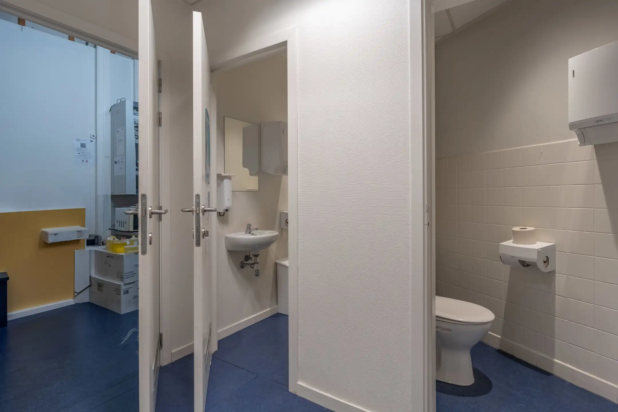 Centraal gelegen handelszaak op ideale locatie te Mol. foto 15