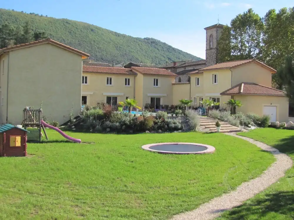 Gezellig Vakantiehuis met Uitzicht op Zwembad foto 6
