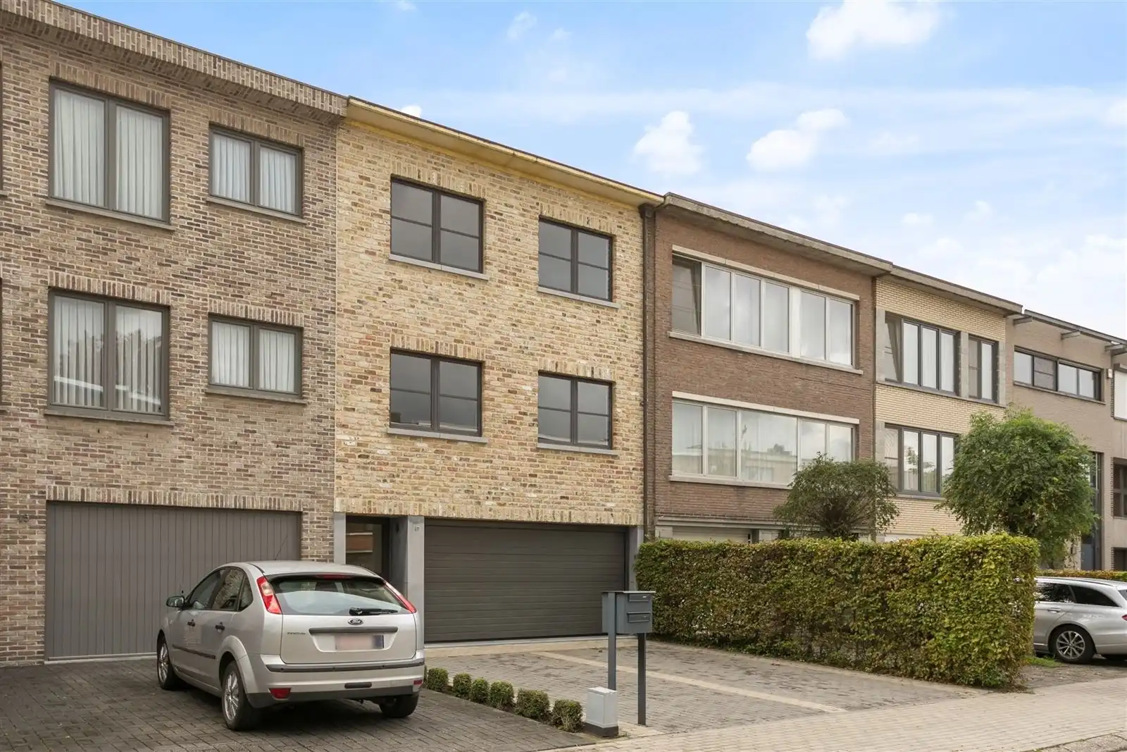 Gunstig gelegen duplex-appartement met inpandige garage en tuin foto {{pictureIndex}}