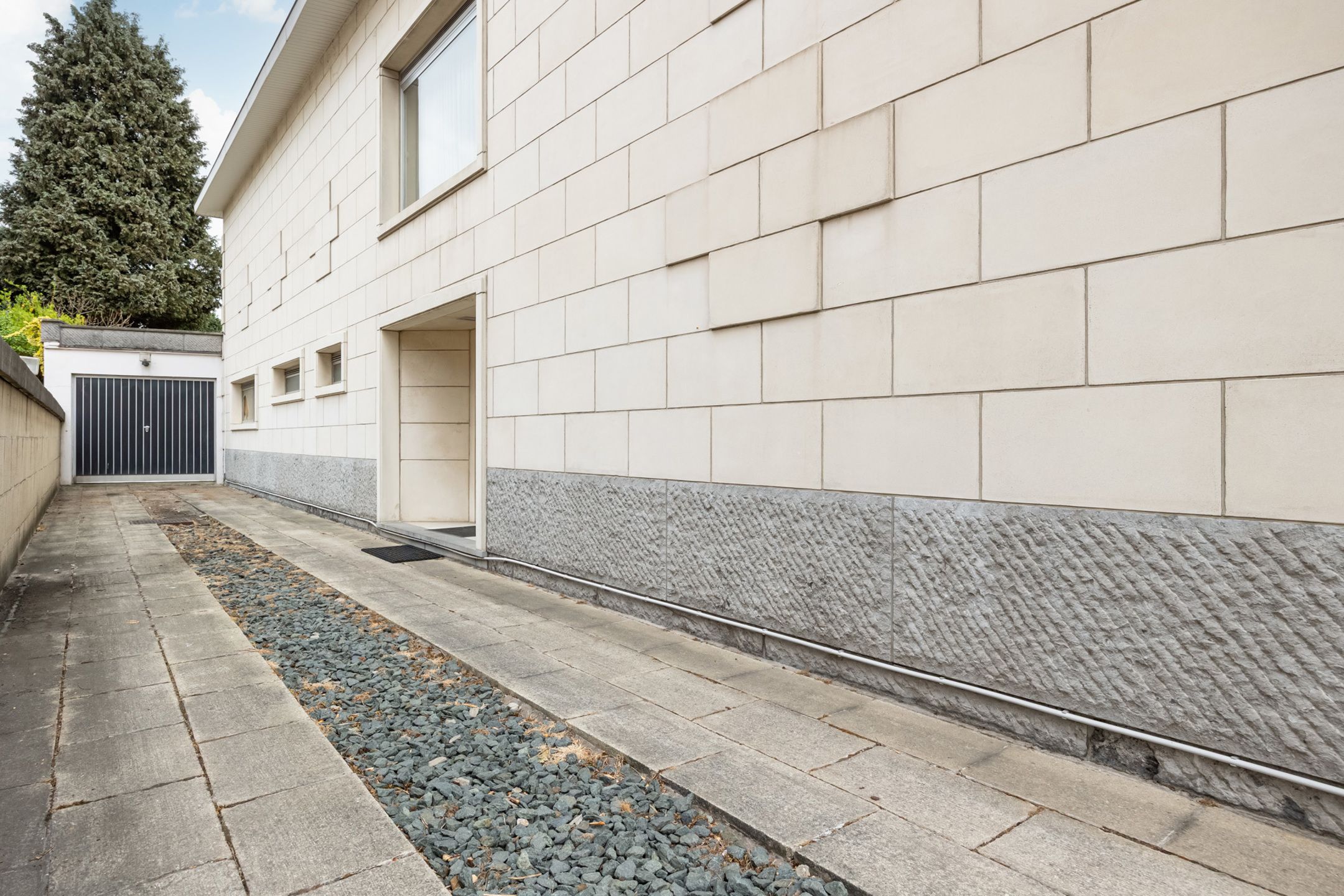 Uitzonderlijk groot gebouw met appartement en handelsruimte foto 2