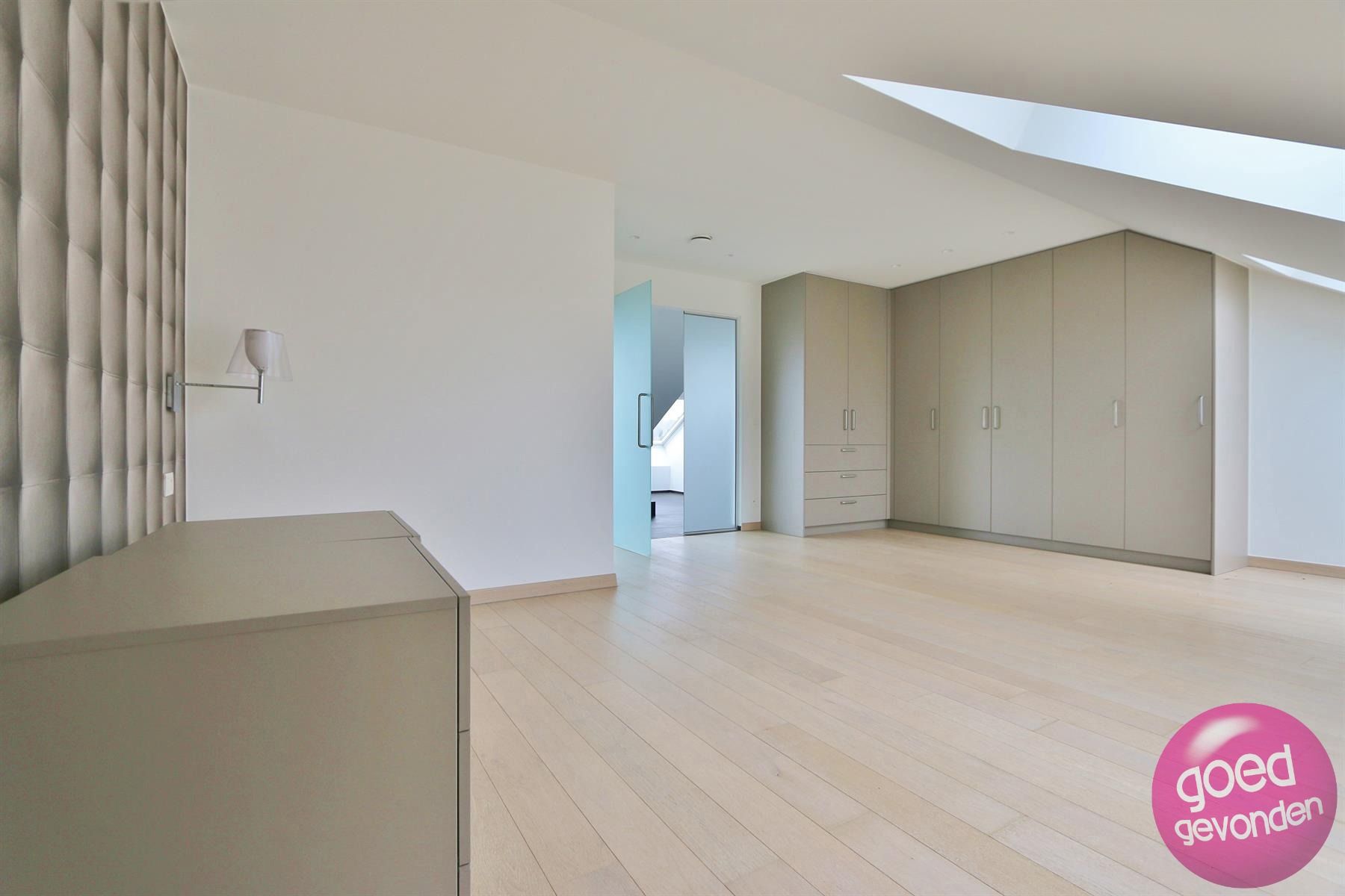 Erg ruim 2-slk app met terras en parking foto 12