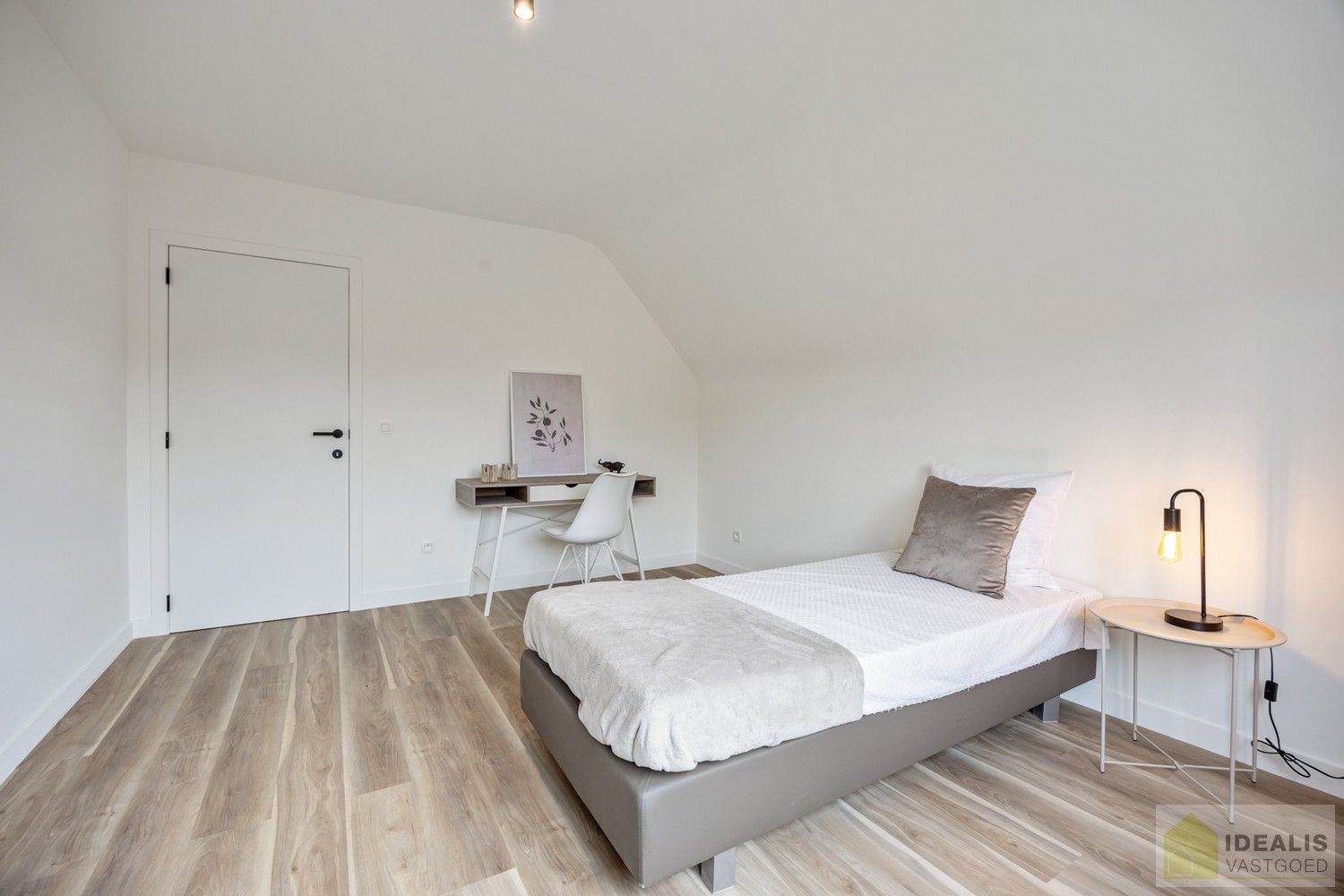 PRACHTIG GELEGEN EN INSTAPKLARE VILLA IN NIEUWBOUWSTAAT! foto 29