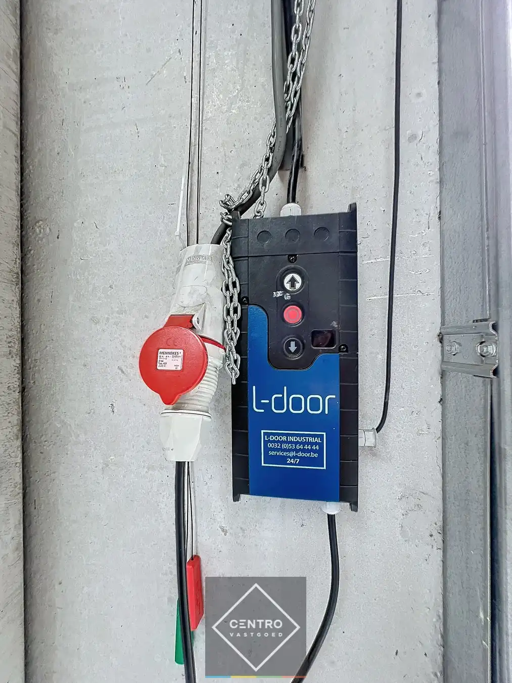 Instapklaar HOOG (7,85 m) MAGAZIJN (± 362 m²) met elektrische sectionaalpoort, toilet en 2 private parkeerplaatsen voor de deur. foto 9