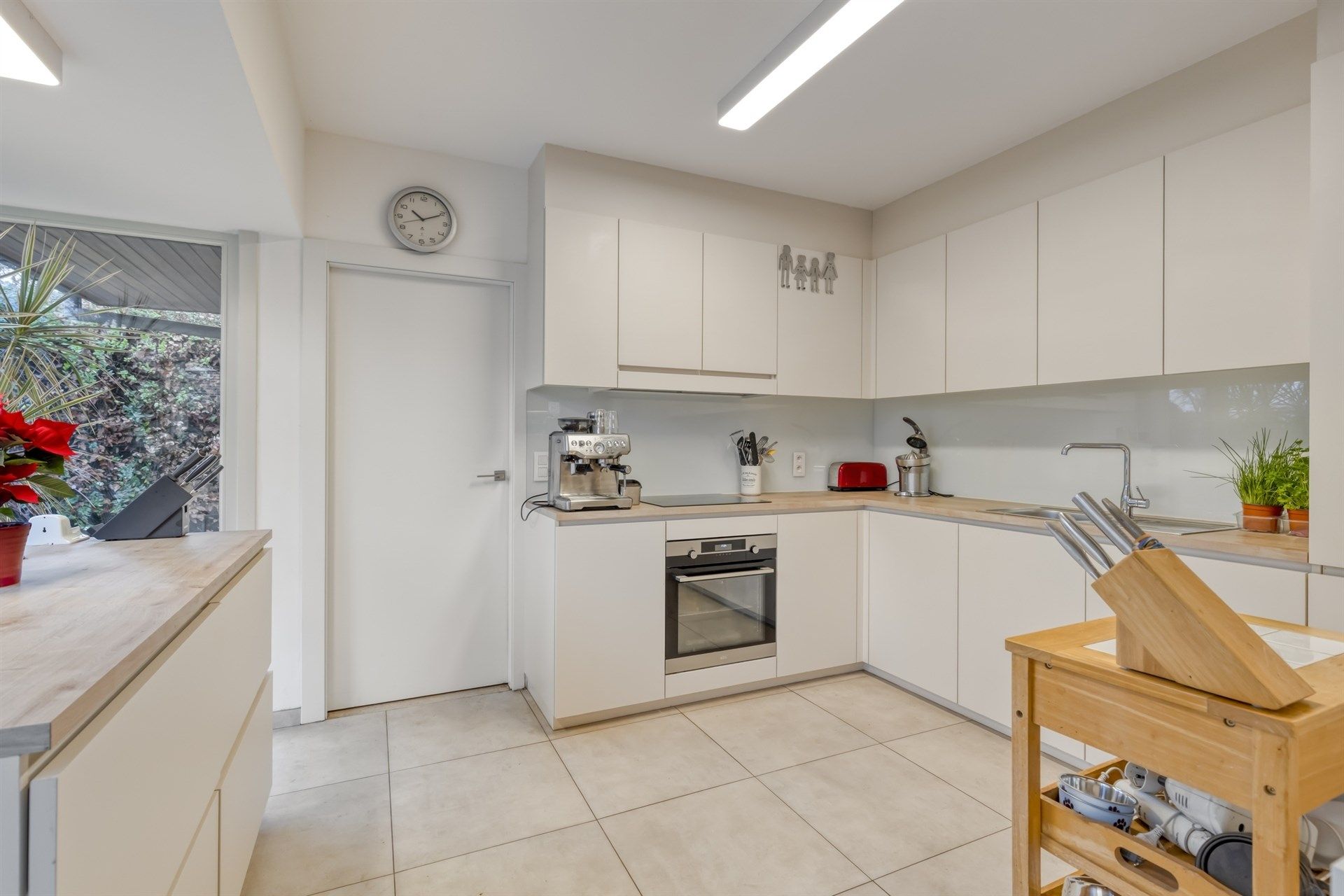 Woning met 4 slaapkamers in een rustige woonwijk foto 5