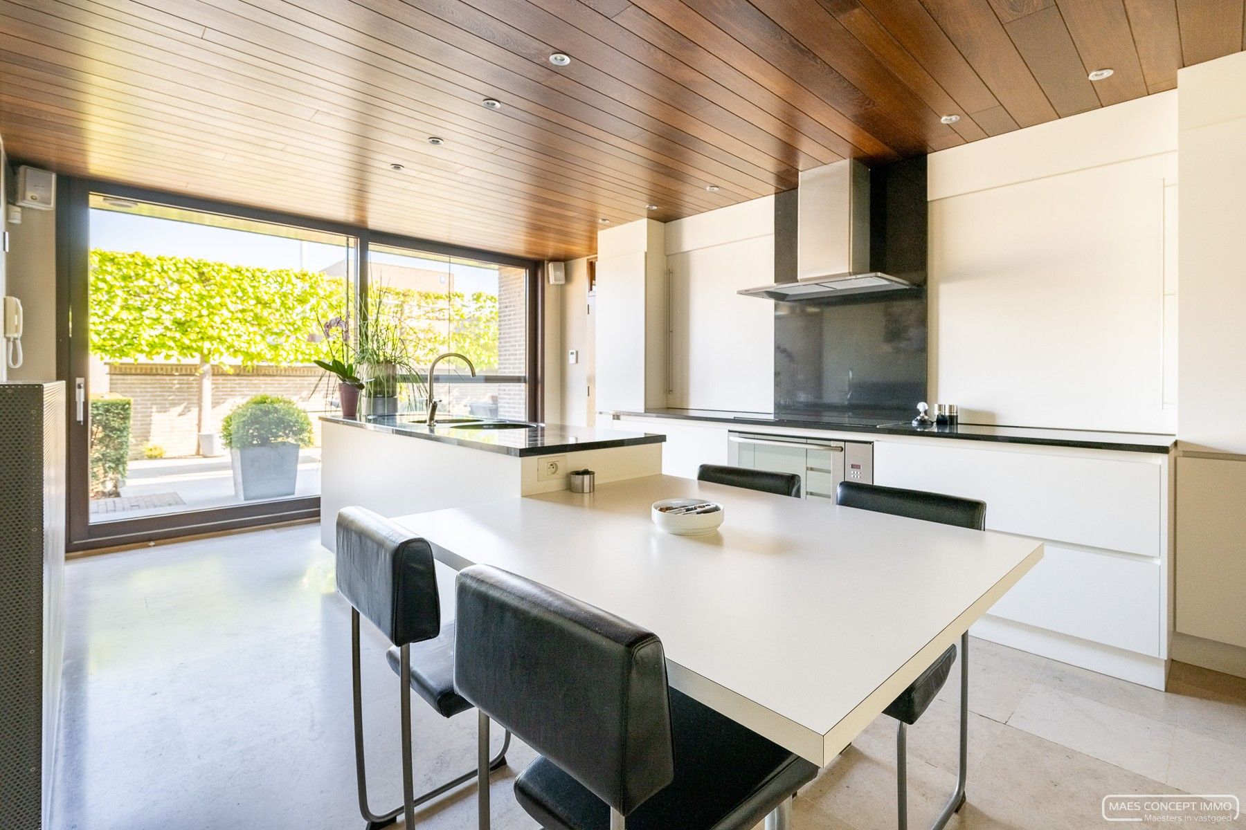 Magazijn te koop met villa, winkel en over te nemen handelsfonds foto 15