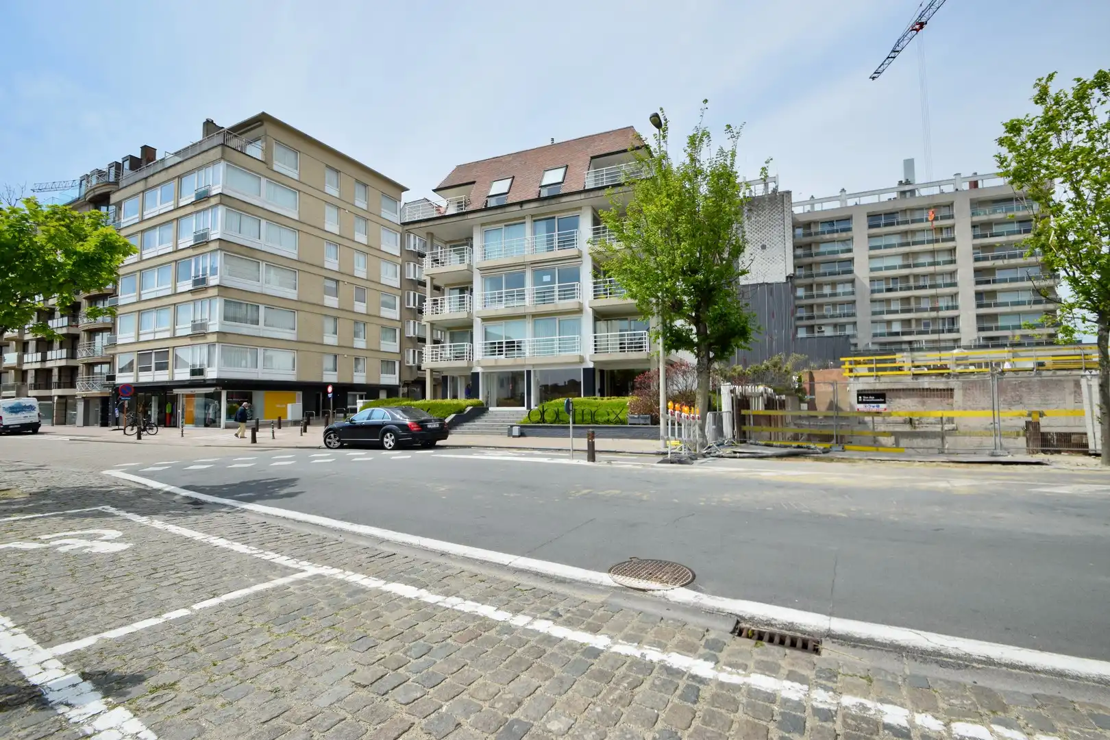 Gemakkelijk toegankelijke autostaanplaats en praktisch berging in een villa residentie in het Zoute. foto {{pictureIndex}}