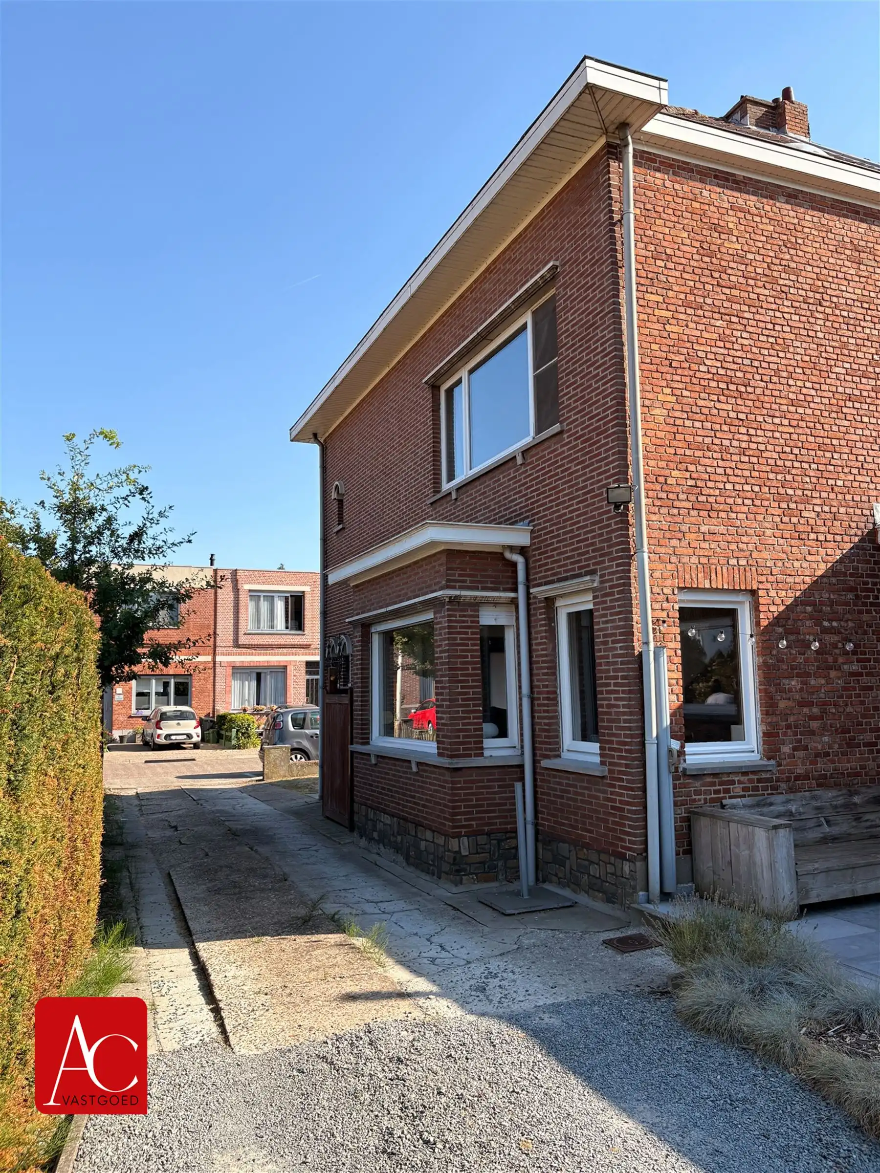 Halfopen bebouwing met 2 slpks en tuin met vergezicht foto 20