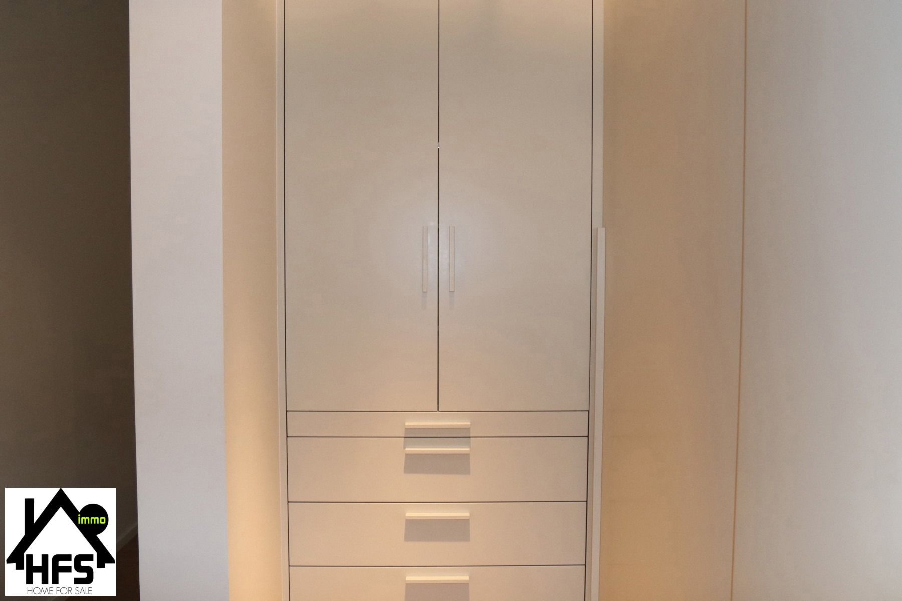 App op topligging op de Ijzerenleen met zicht op de historische gebouwen en Sint Rombouts toren foto 13