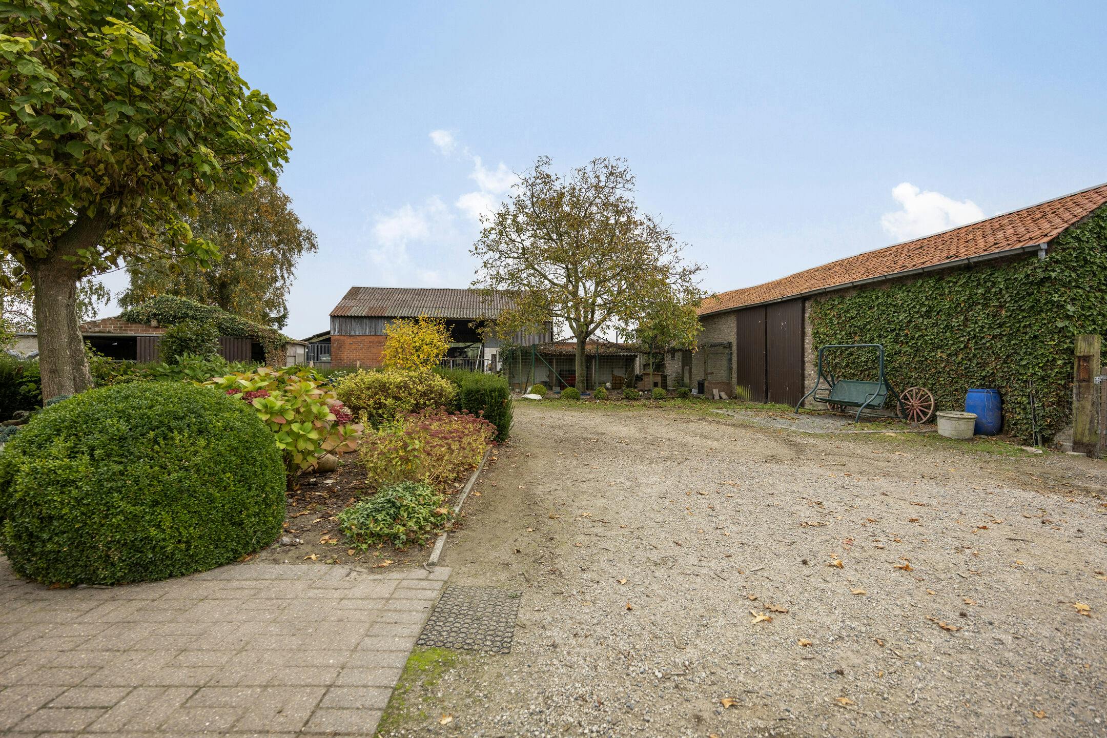 Te renoveren hoeve en bijgebouwen met charme en potentieel foto 12