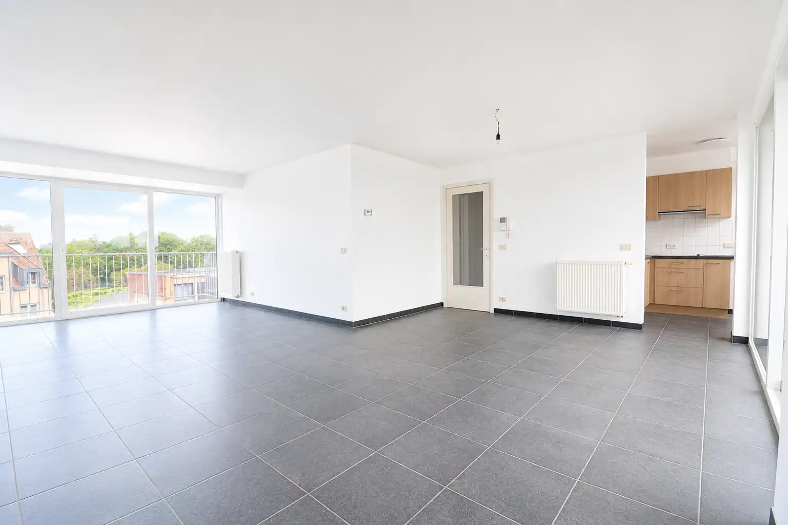 Bijzonder ruim appartement met 3 slaapkamers, 2 badkamers en open zichten, met de mogelijkheid om een garagebox aan te kopen in het gebouw. foto 8