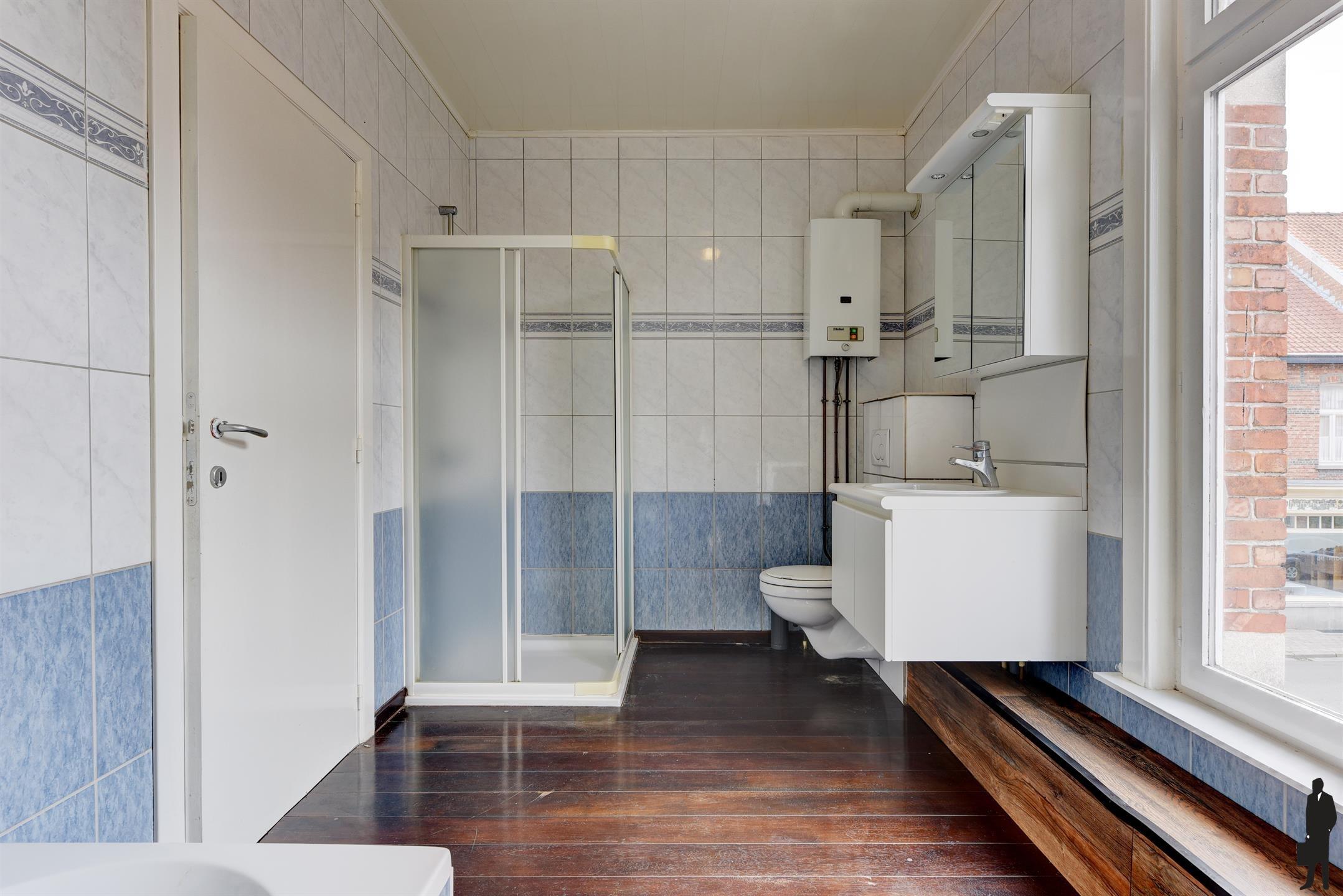 Handelszaak met bovenliggend appartement in Turnhout foto 9