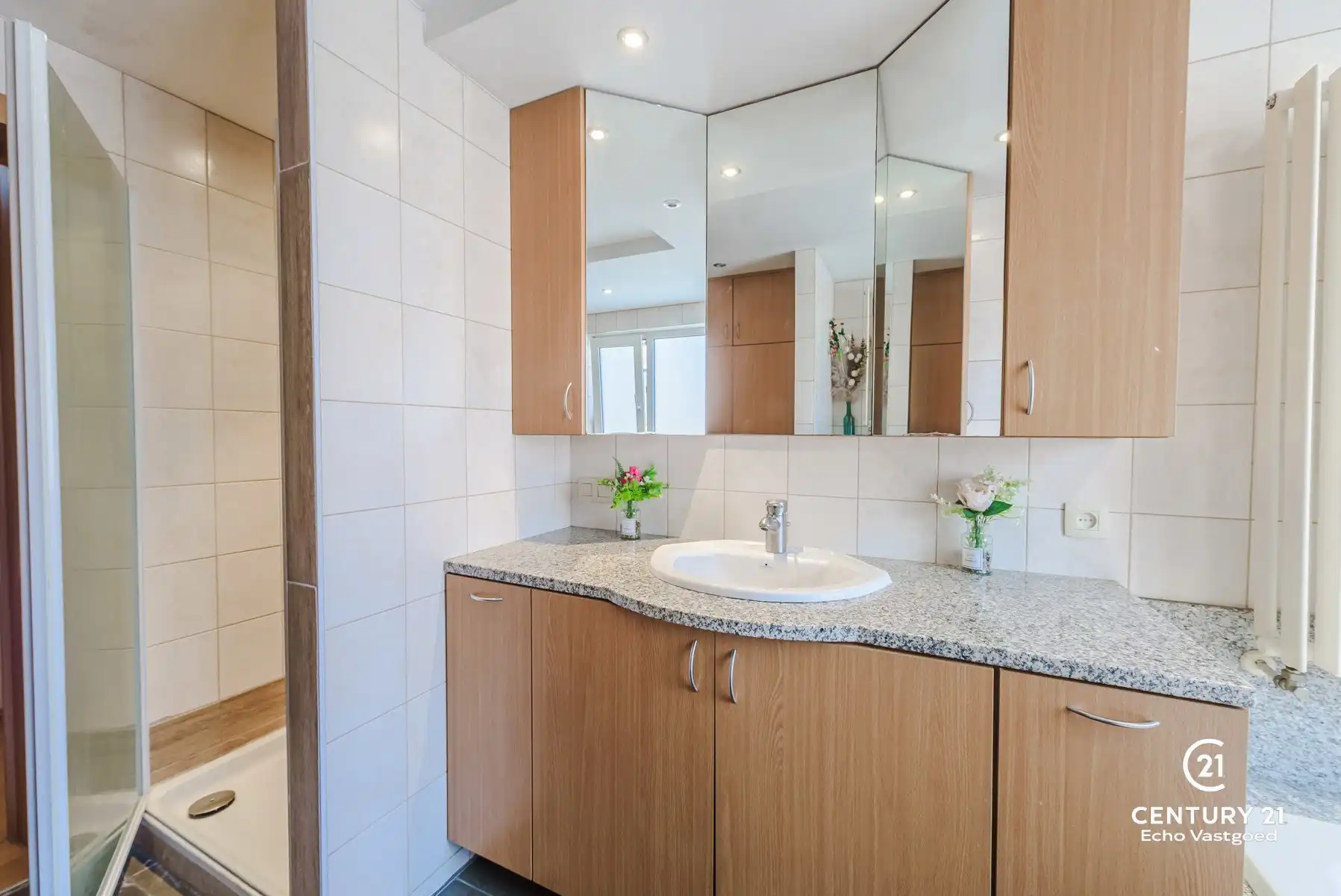 Ruime, gerenoveerde woning met 4 slpk en stadstuin foto 2
