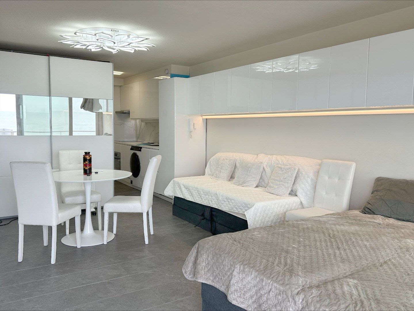 Prachtig vernieuwde studio met zeezicht op toplocatie foto 6
