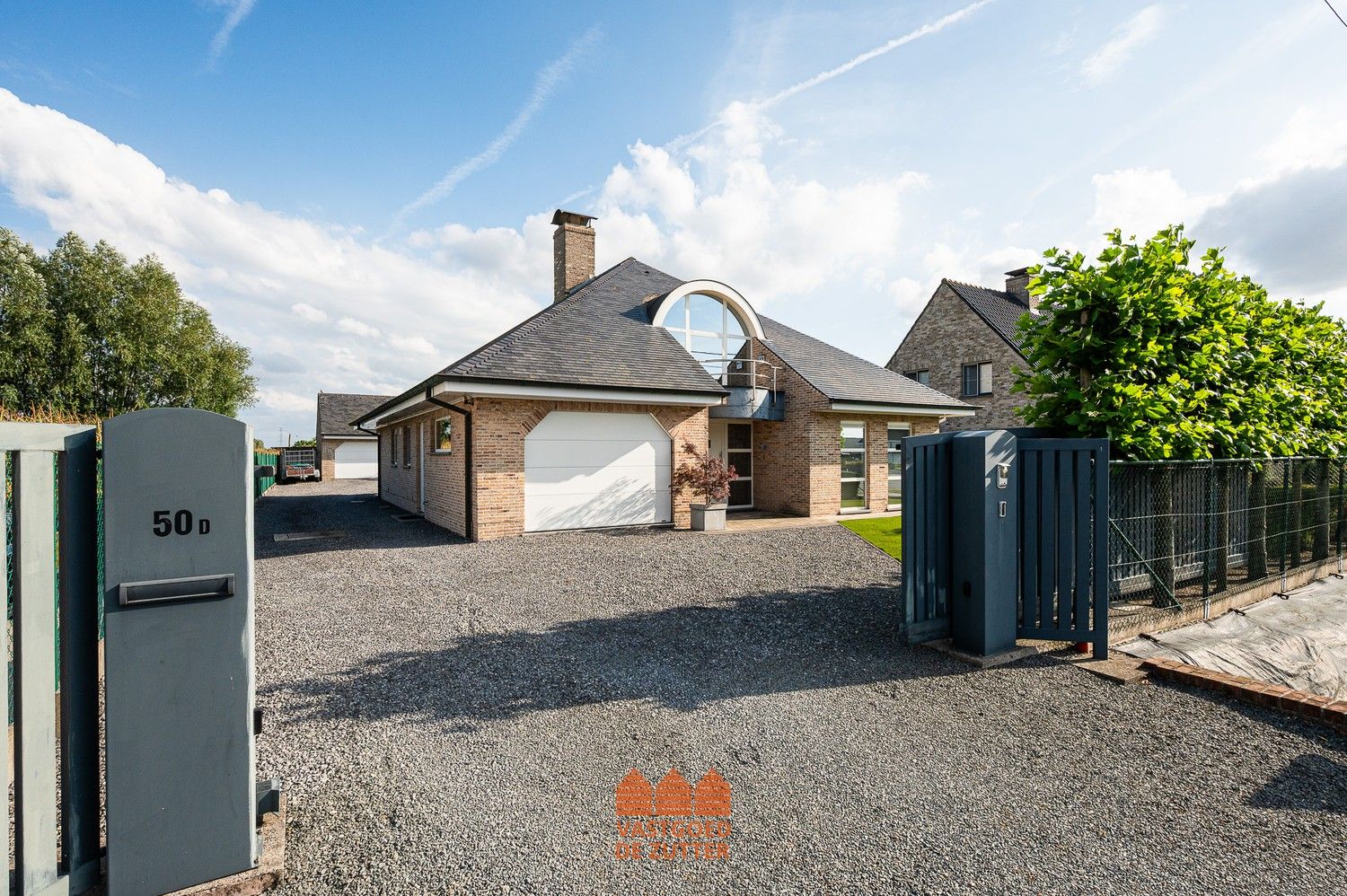 Ruime open bebouwing met hoogwaardige afwerking en zuidgerichte tuin foto {{pictureIndex}}
