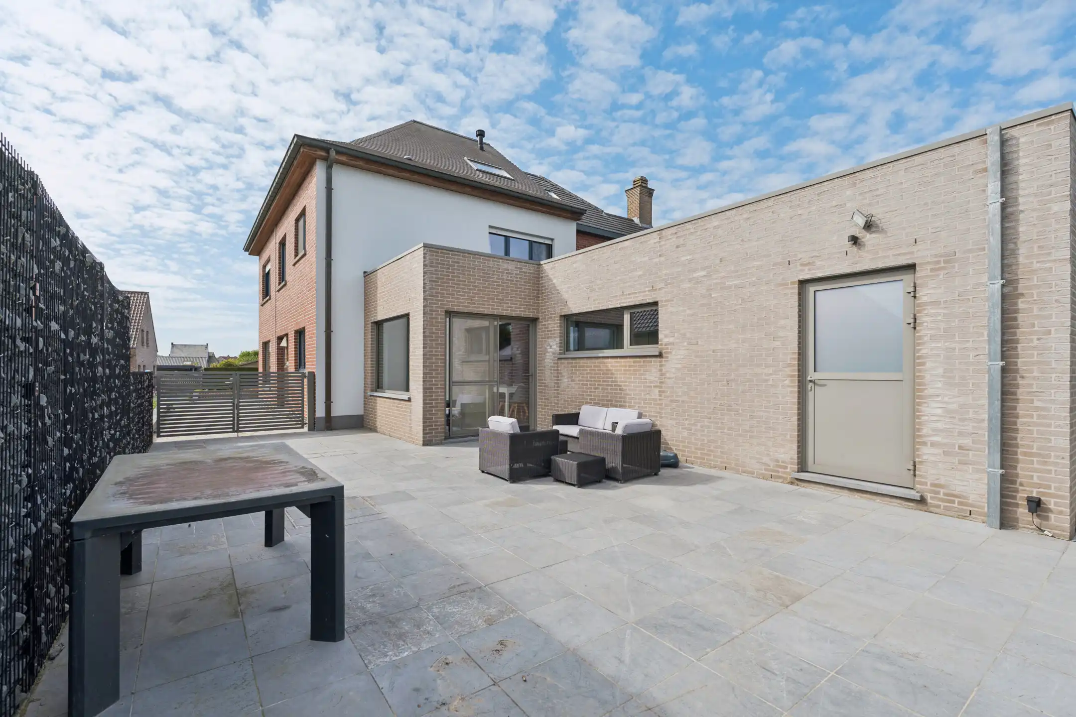 Ruime, deels gerenoveerde 3-gevelwoning met 3 slks en tuin foto 28