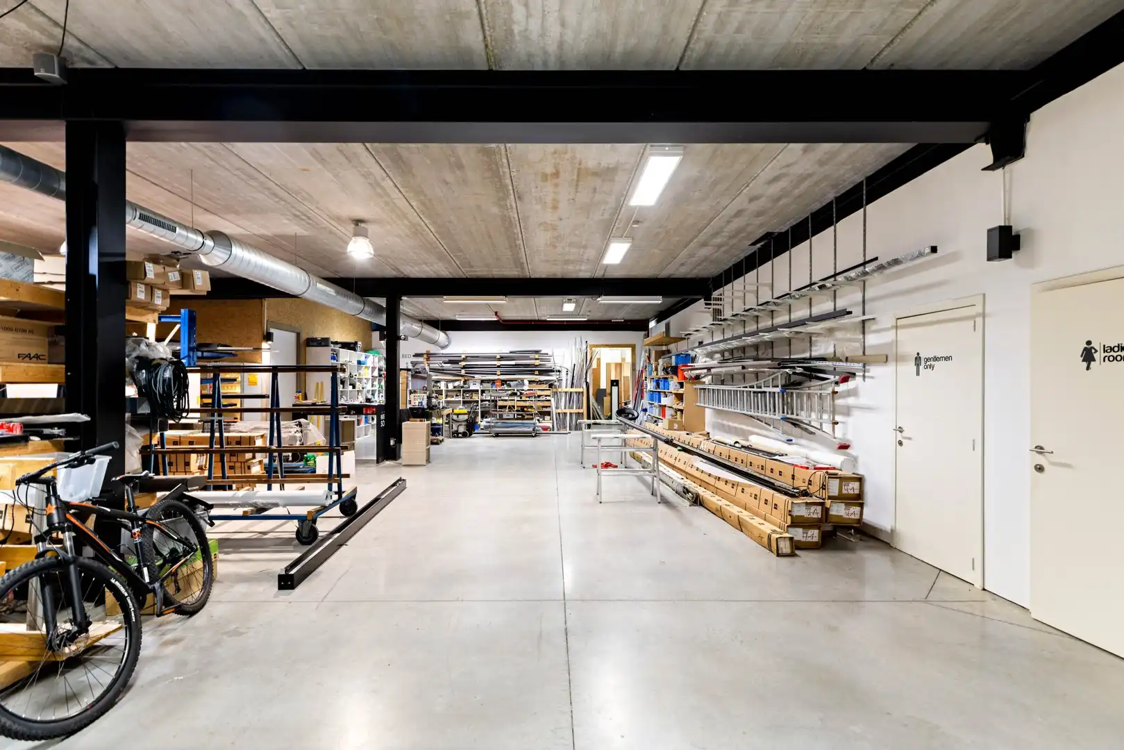 Polyvalent bedrijfsgebouw met woonst op strategische locatie te koop foto 12