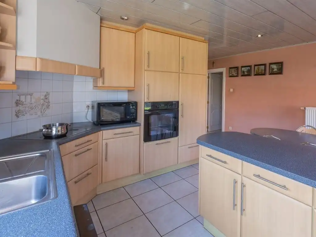 Verrassend ruime vrijstaande woning met inpandige garage foto 19