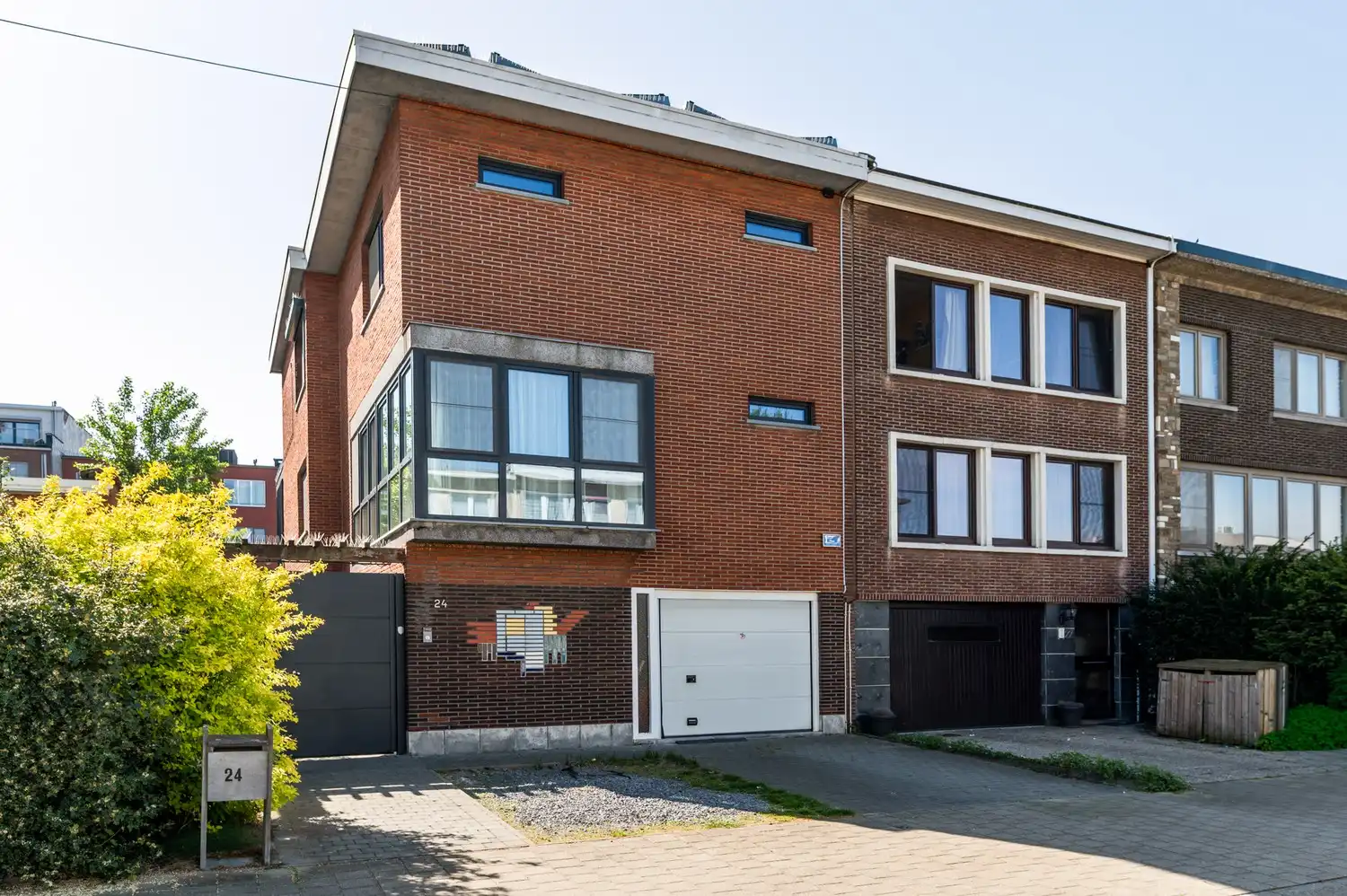 Halfopen huis met 4 slaapkamers, tuin en garage foto {{pictureIndex}}