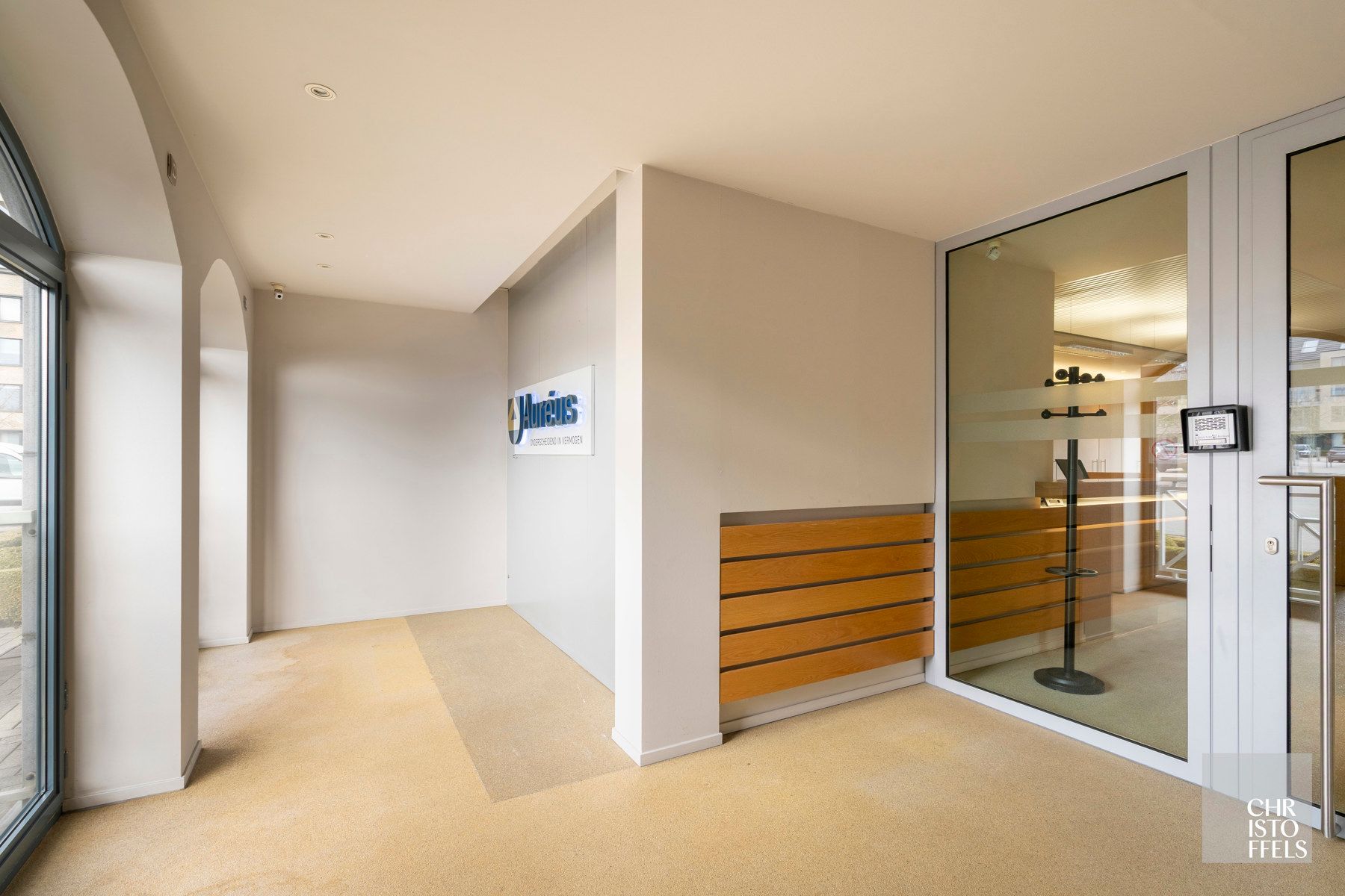 TE HUUR - Kantoorruimte (209m²) op toplocatie in Lanaken!  foto 2