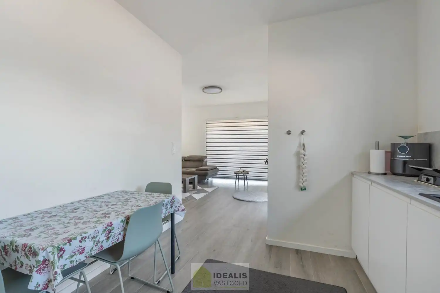 IDEALIS VASTGOED – AANGENAME INSTAPKLARE ÉÉNGEZINSWONING NABIJ HET CENTRUM VAN HEPPEN (LEOPOLDSBURG)! De woning omvat 141m² netto bewoonbare oppervlakte met een fijne leefruimte, 3 slaapkamers, eetkamer, dressing en badkamer!! Zeer geschikt voor kandidaten op zoek naar een instapklare woning met een vlotte bereikbaarheid van woonkernen als Heppen, Leopoldsburg, Beringen en Ham, tevens een vlotte verbinding naar autosnelweg E314! foto 9