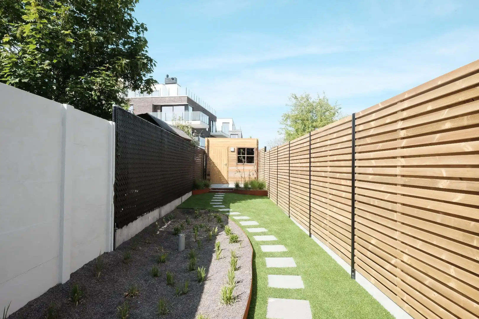 Volledig vernieuwde rijwoning met 3 slaapkamers, aangelegde tuin en private parkeerplaats foto 22