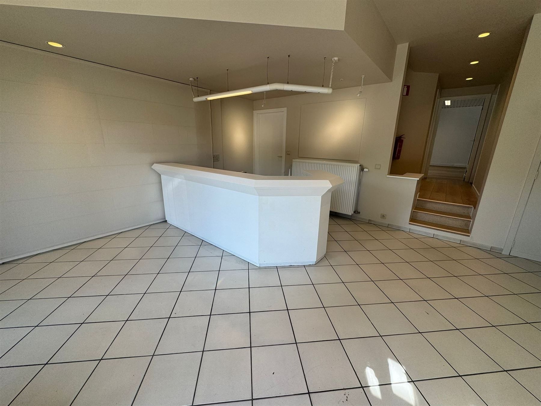 Ruime handelsruimte/kantoorruimte  en opslagkelder foto 3