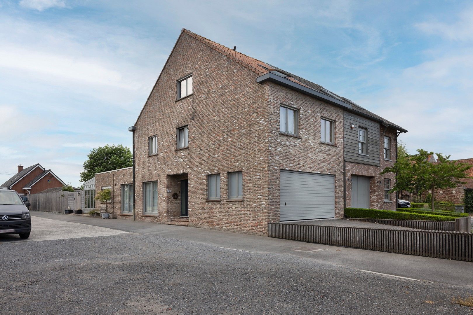 Gezellige halfopenwoning met 5 slaapkamers en grote garage. foto 1