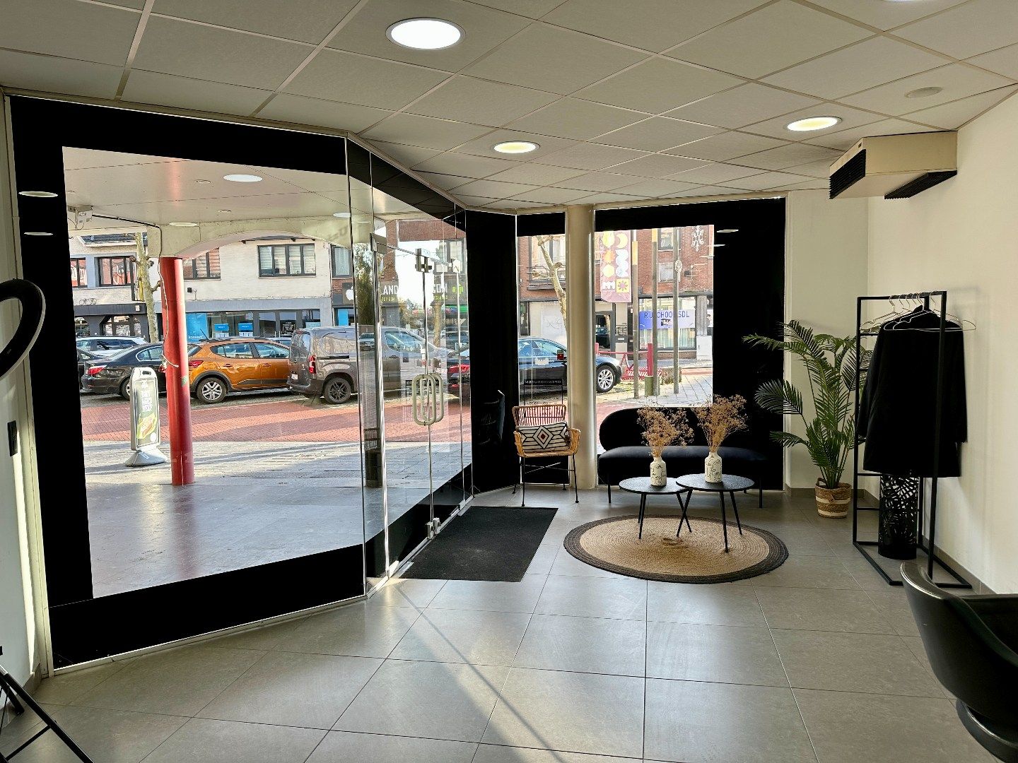 Instapklare winkelruimte van 150m² momenteel ingericht als kapperszaak in Eisden foto 16